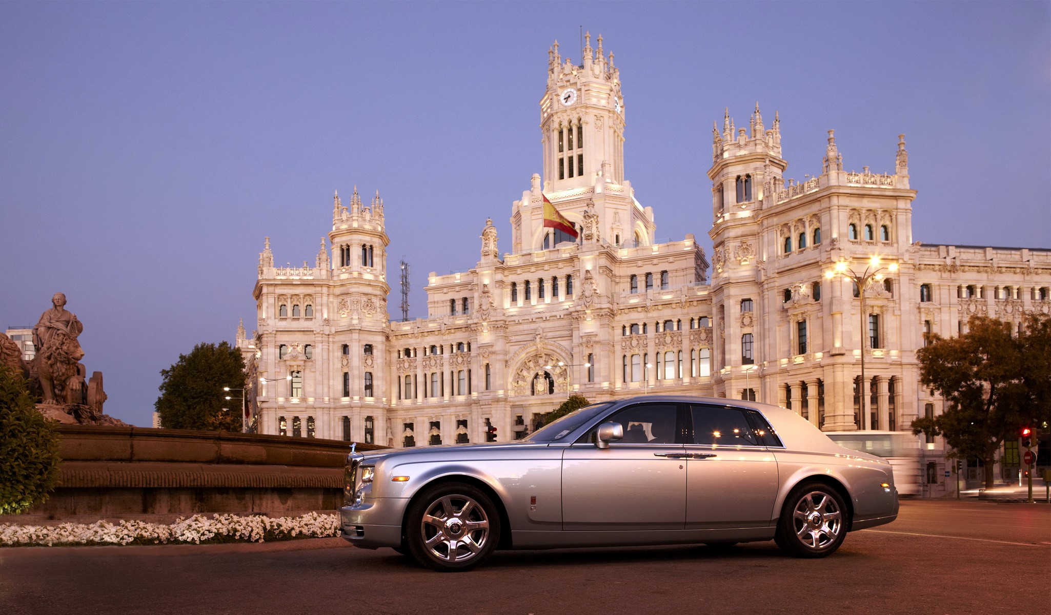 Rolls-Royce car in front of Palacio de Cibeles, Madrid HD Wallpaper