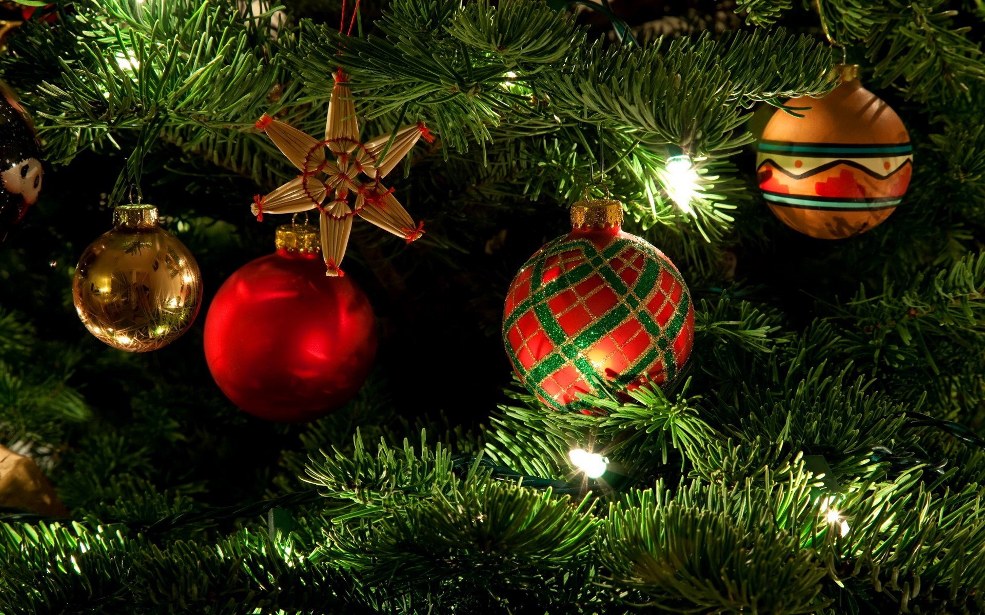 Christmas Tree Ornaments and Lights HD Wallpaper