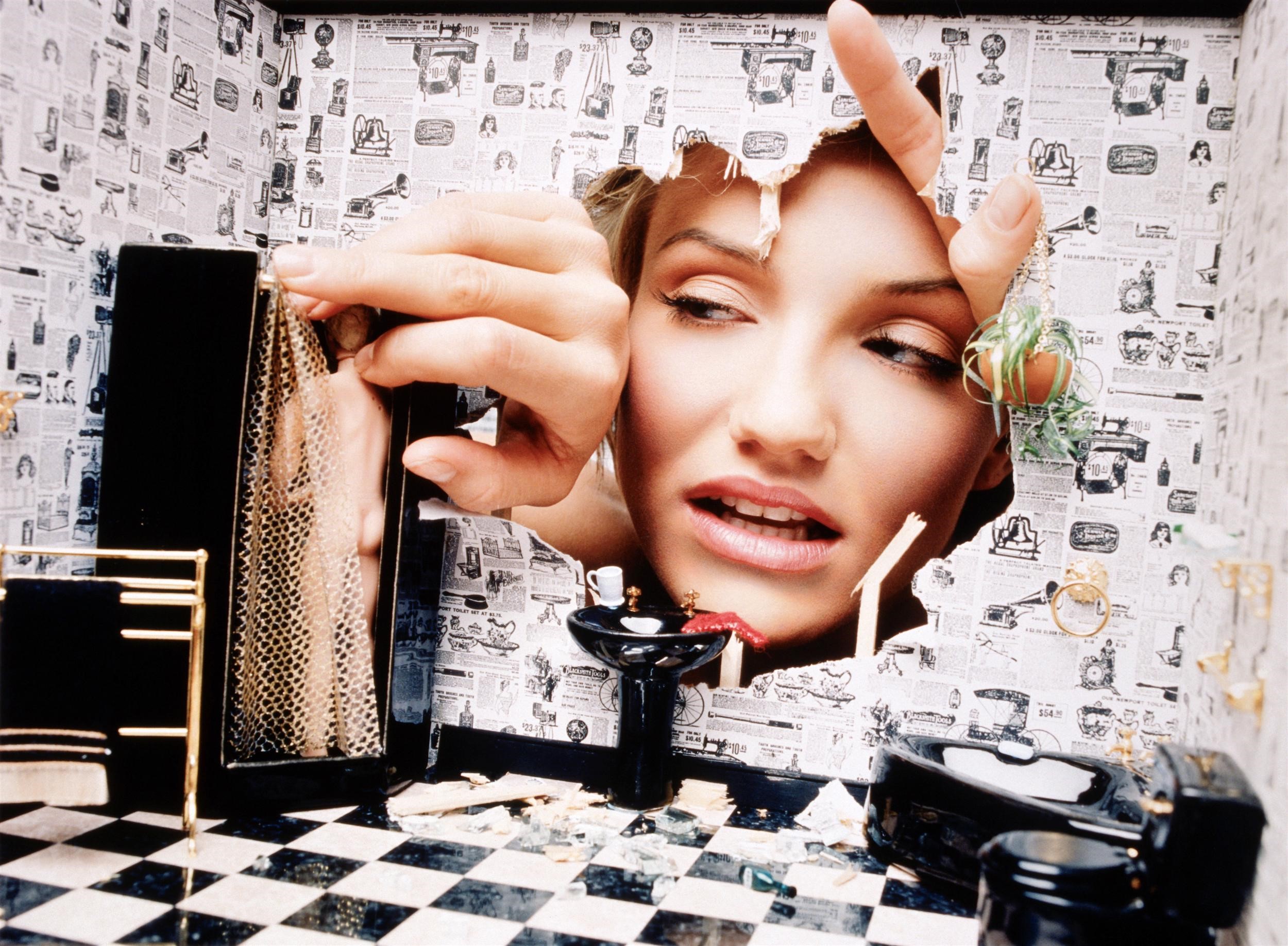 Cameron Diaz peeking through a hole in a dollhouse bathroom HD Wallpaper