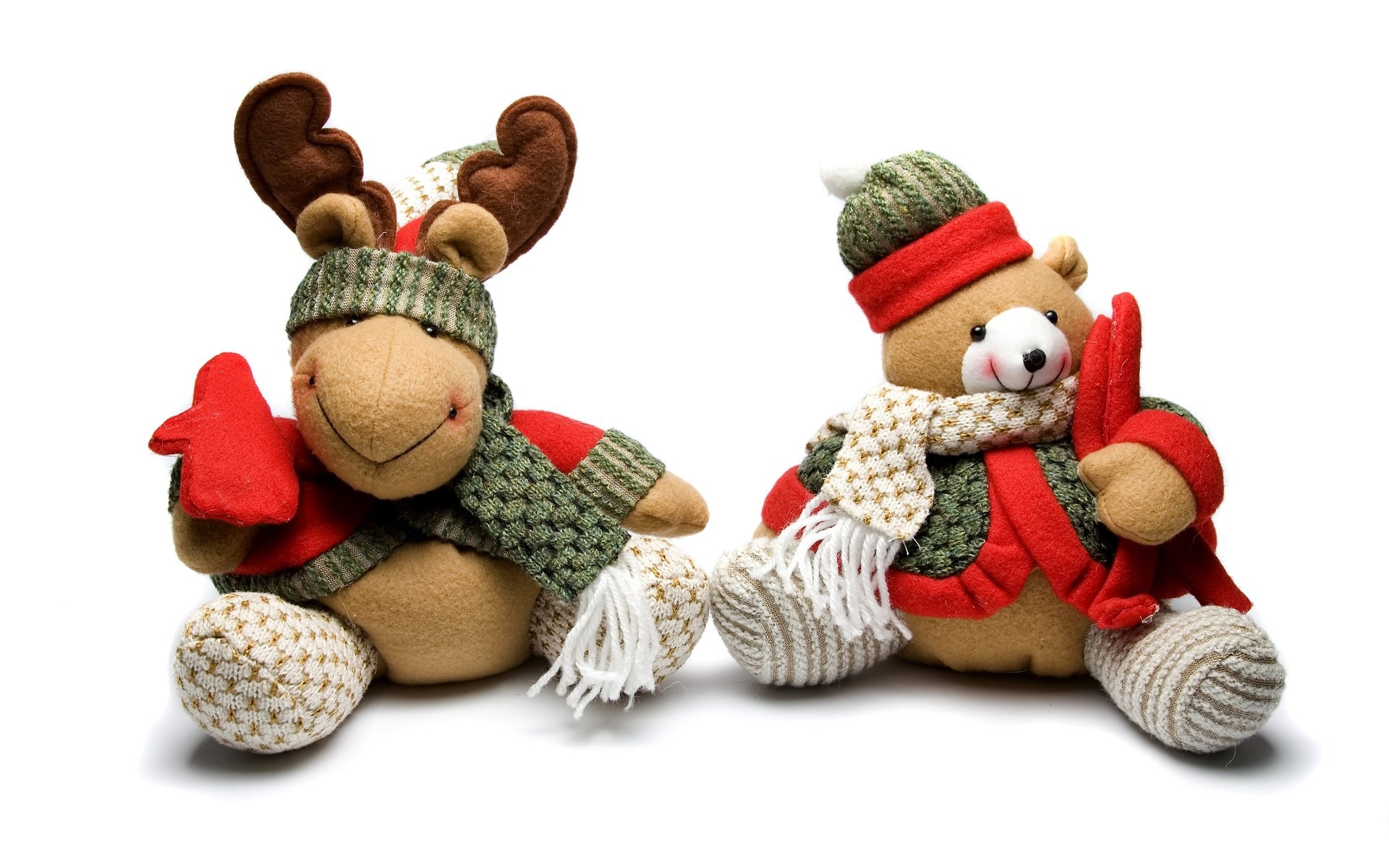 Christmas stuffed toys: a reindeer and a bear HD Wallpaper