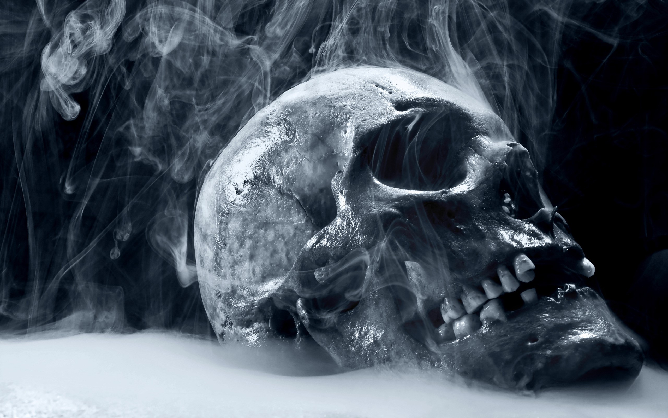 Skull surrounded by smoke HD Wallpaper