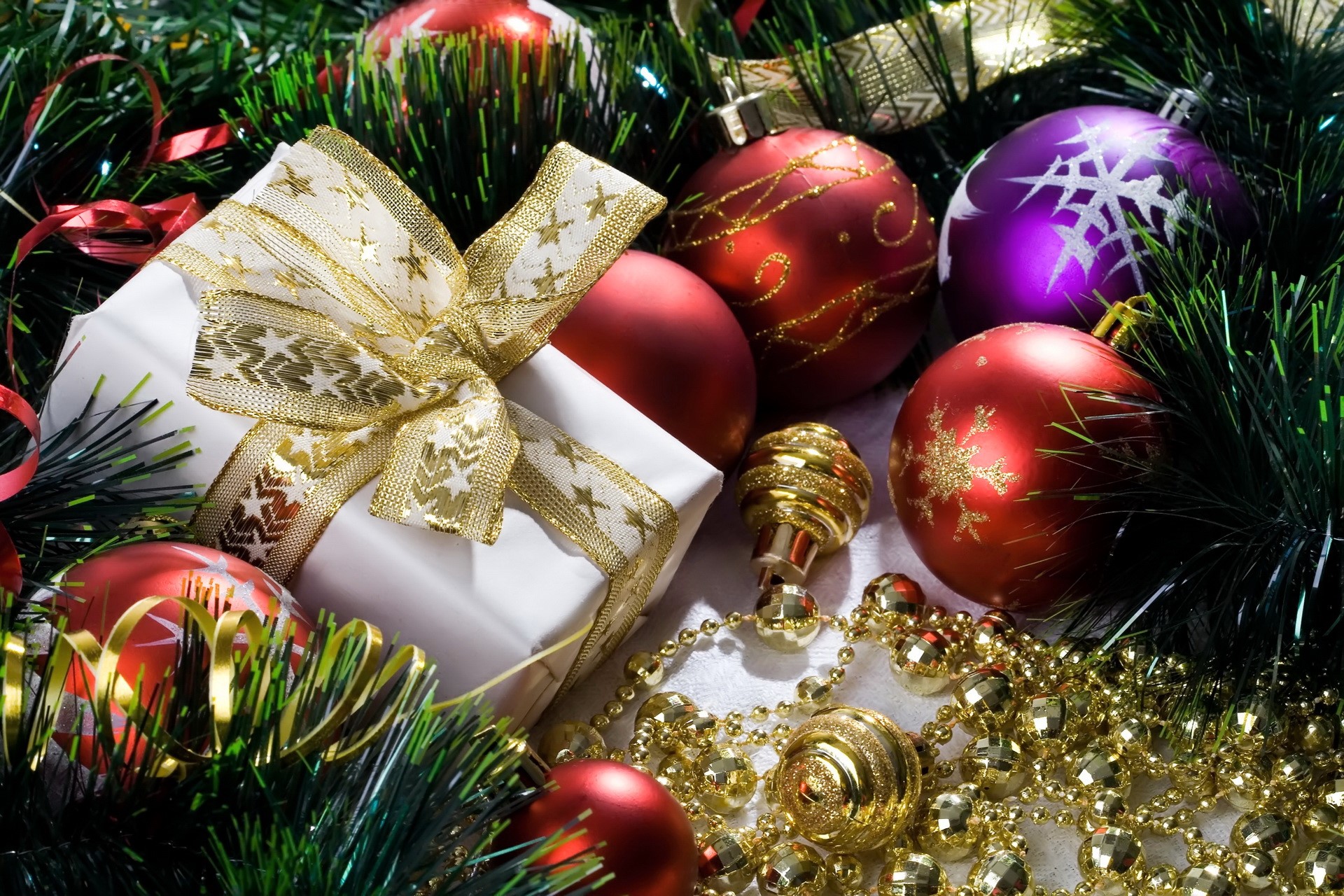 Christmas gift with ornaments and pine branches HD Wallpaper