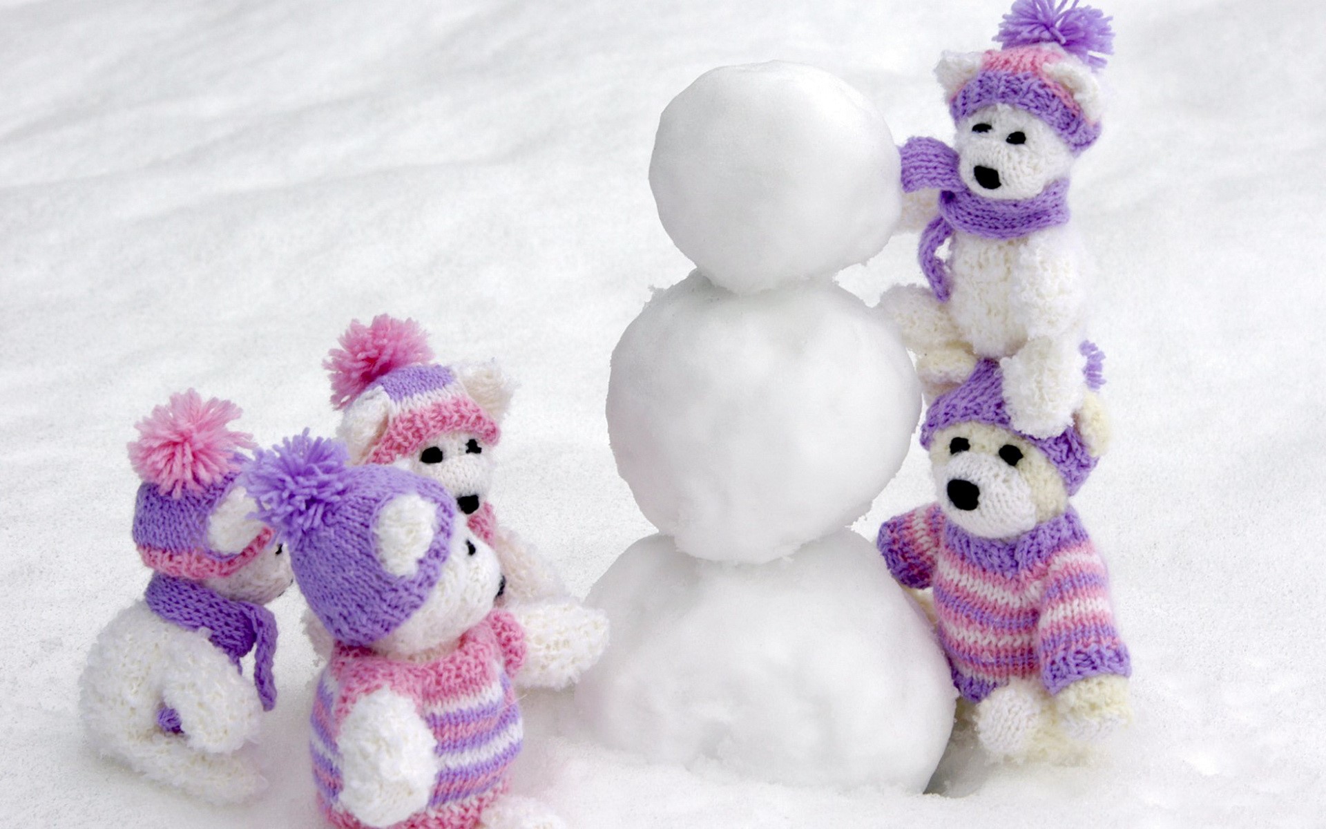 Knitted polar bears building a snowman HD Wallpaper