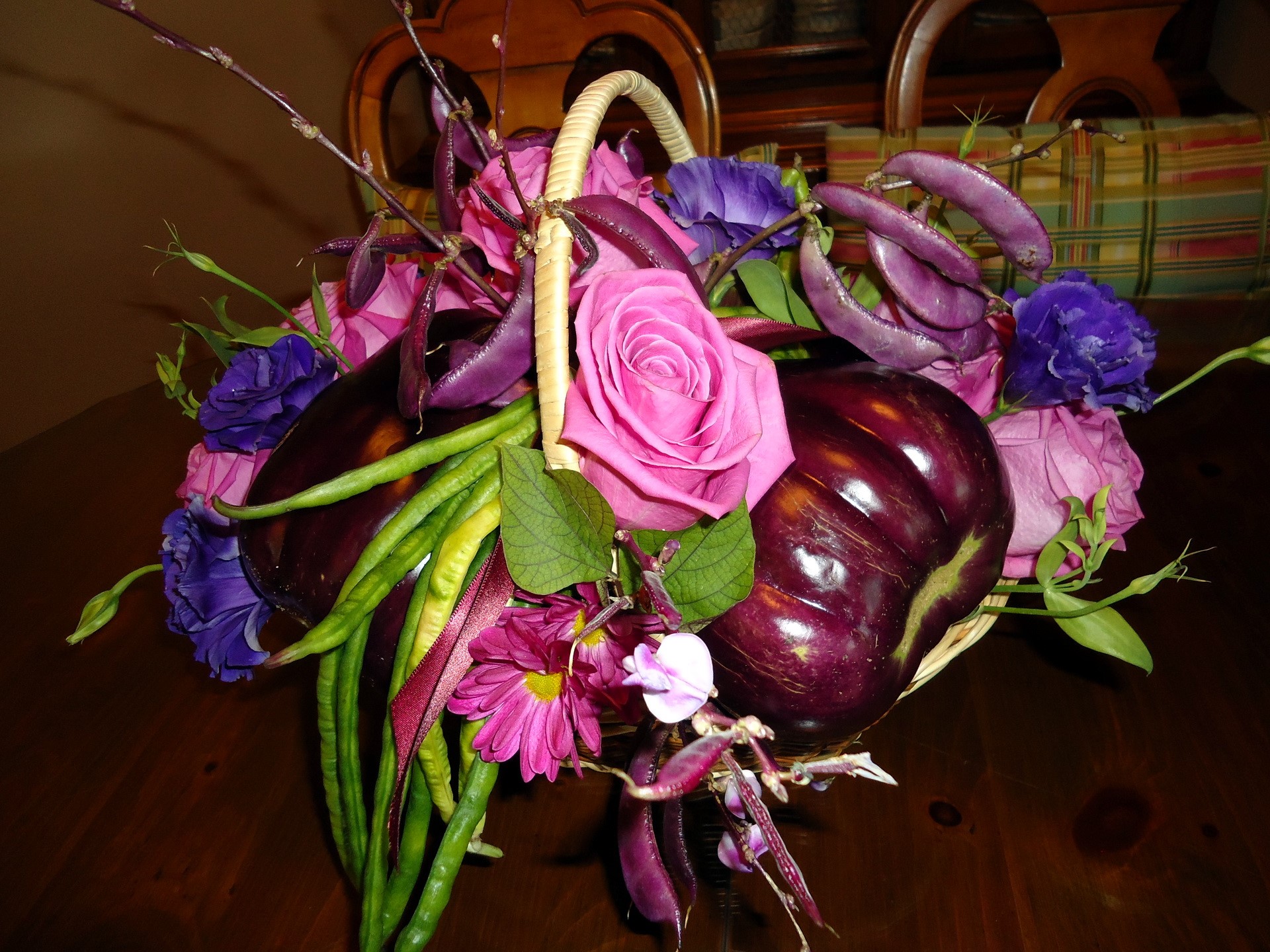 Bouquet with eggplants, roses, and beans HD Wallpaper