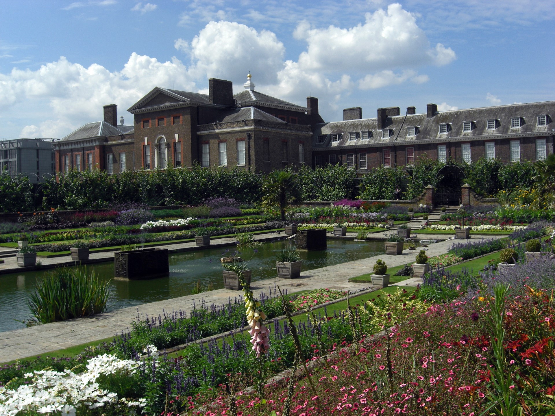 Kensington Palace gardens with formal pond and flower beds HD Wallpaper