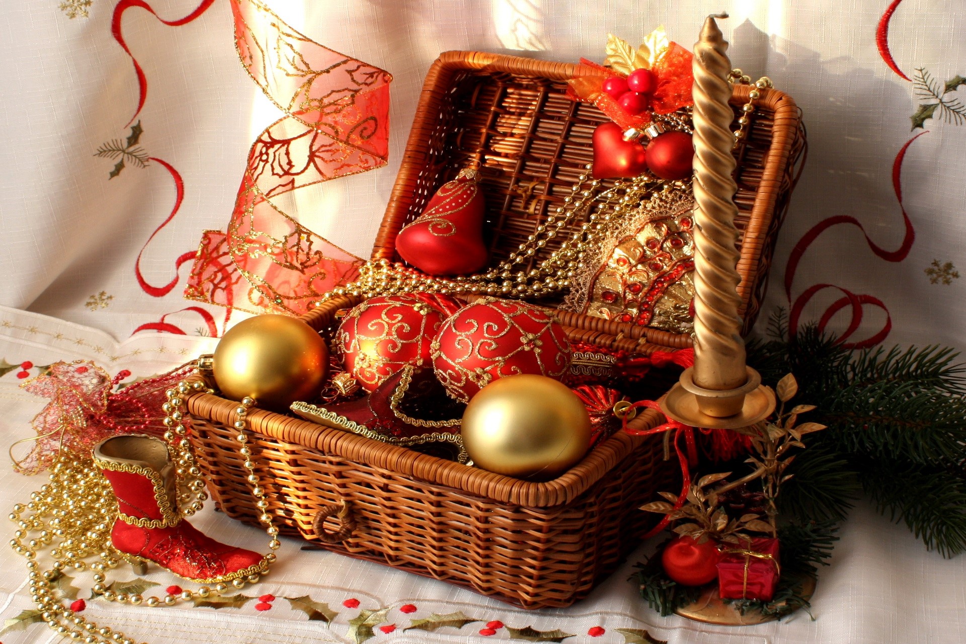 Christmas ornaments in a basket with a candle HD Wallpaper