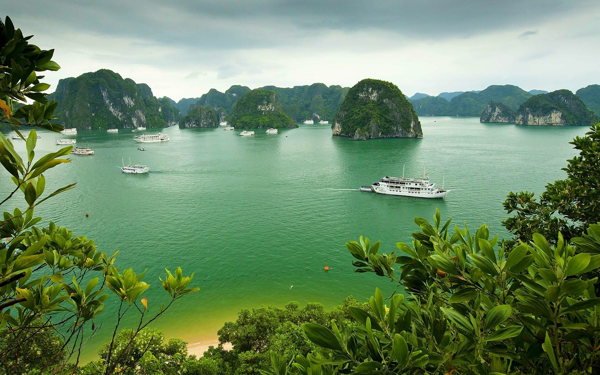 Boats in Ha Long Bay, Vietnam HD Wallpaper