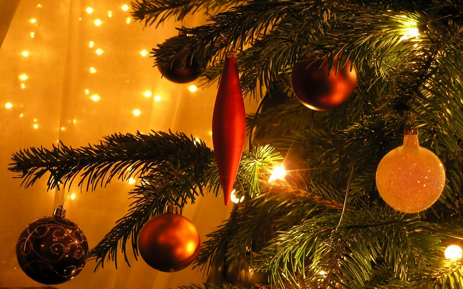 Christmas Tree with Ornaments and Lights HD Wallpaper