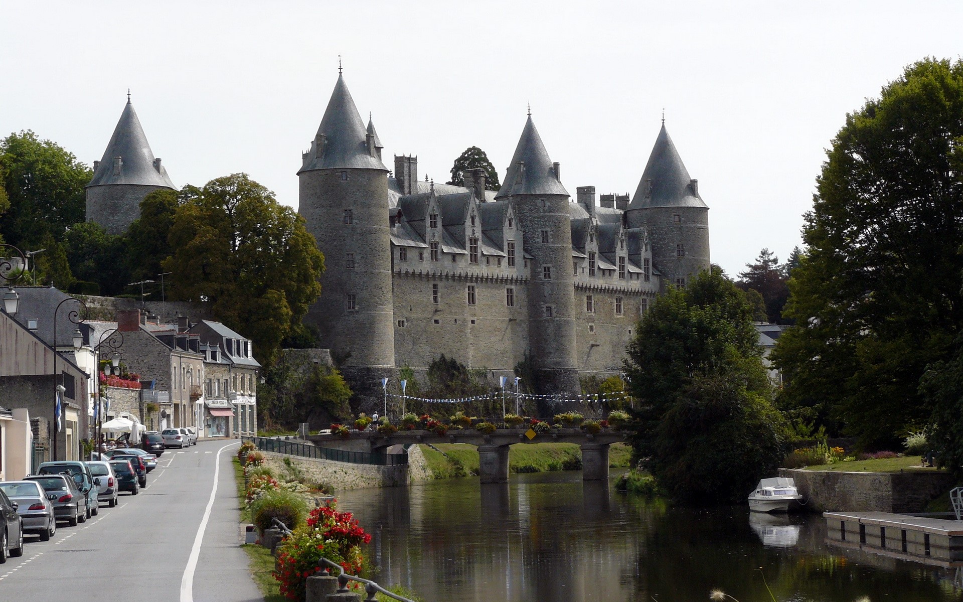 Castle in France with a river and town HD Wallpaper