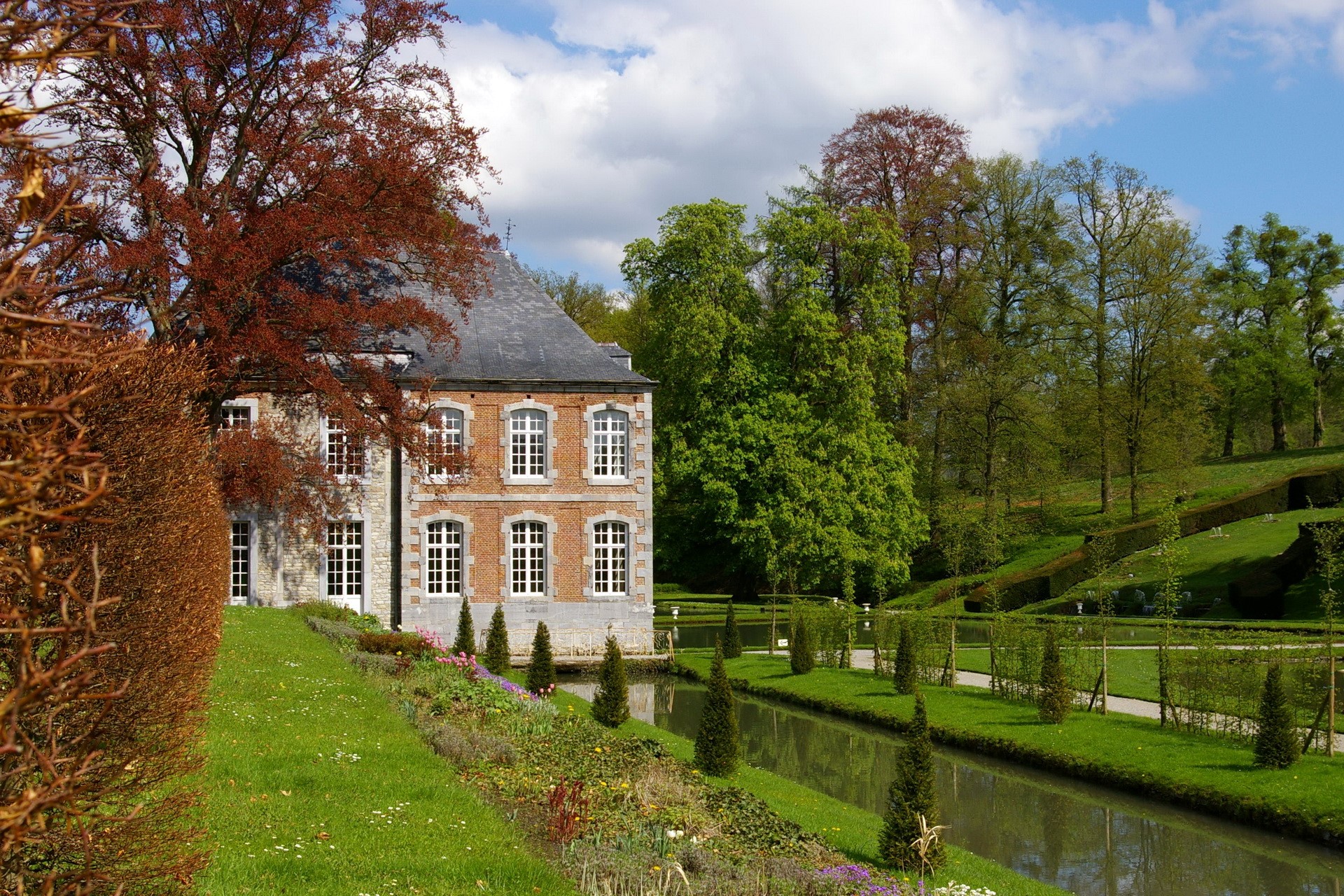 Annevoie Castle in Belgium with formal gardens HD Wallpaper