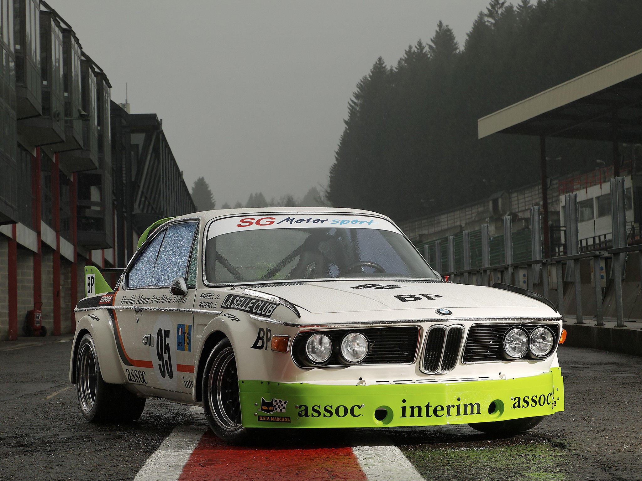 BMW race car with BP and SG Motorsport livery HD Wallpaper