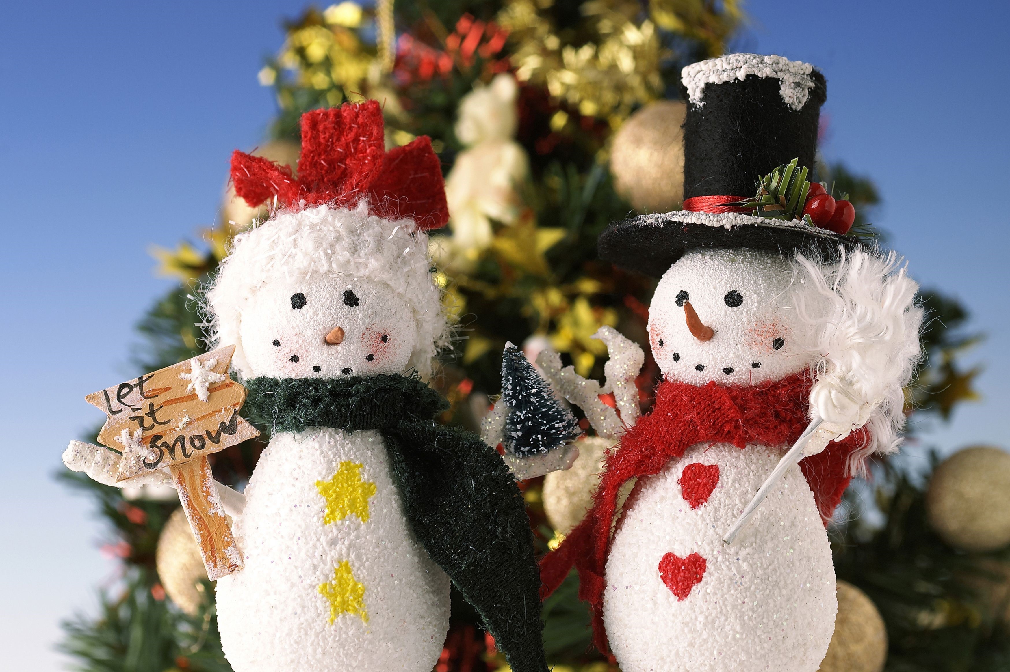Two snowmen with Christmas tree HD Wallpaper