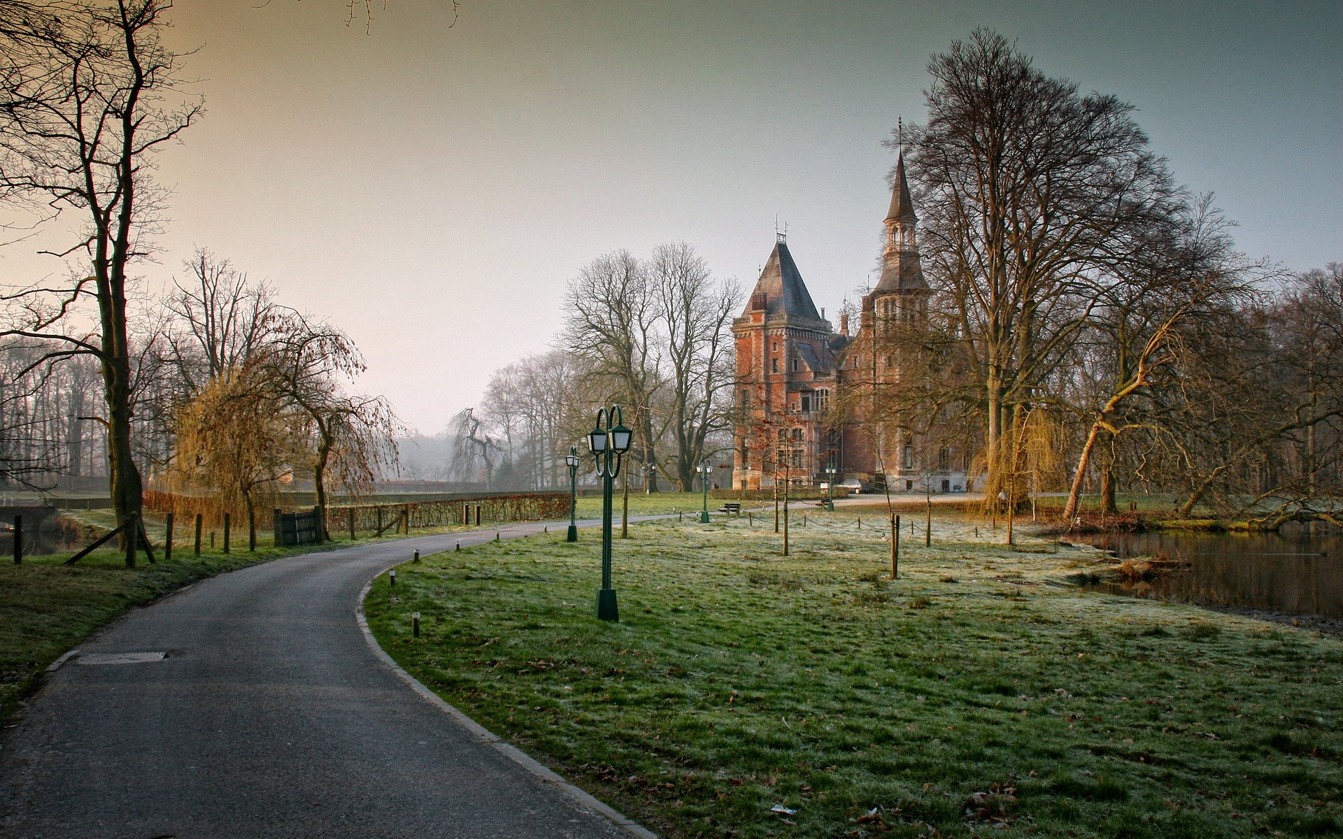 d'Aertrycke Castle in Belgium on a misty morning HD Wallpaper