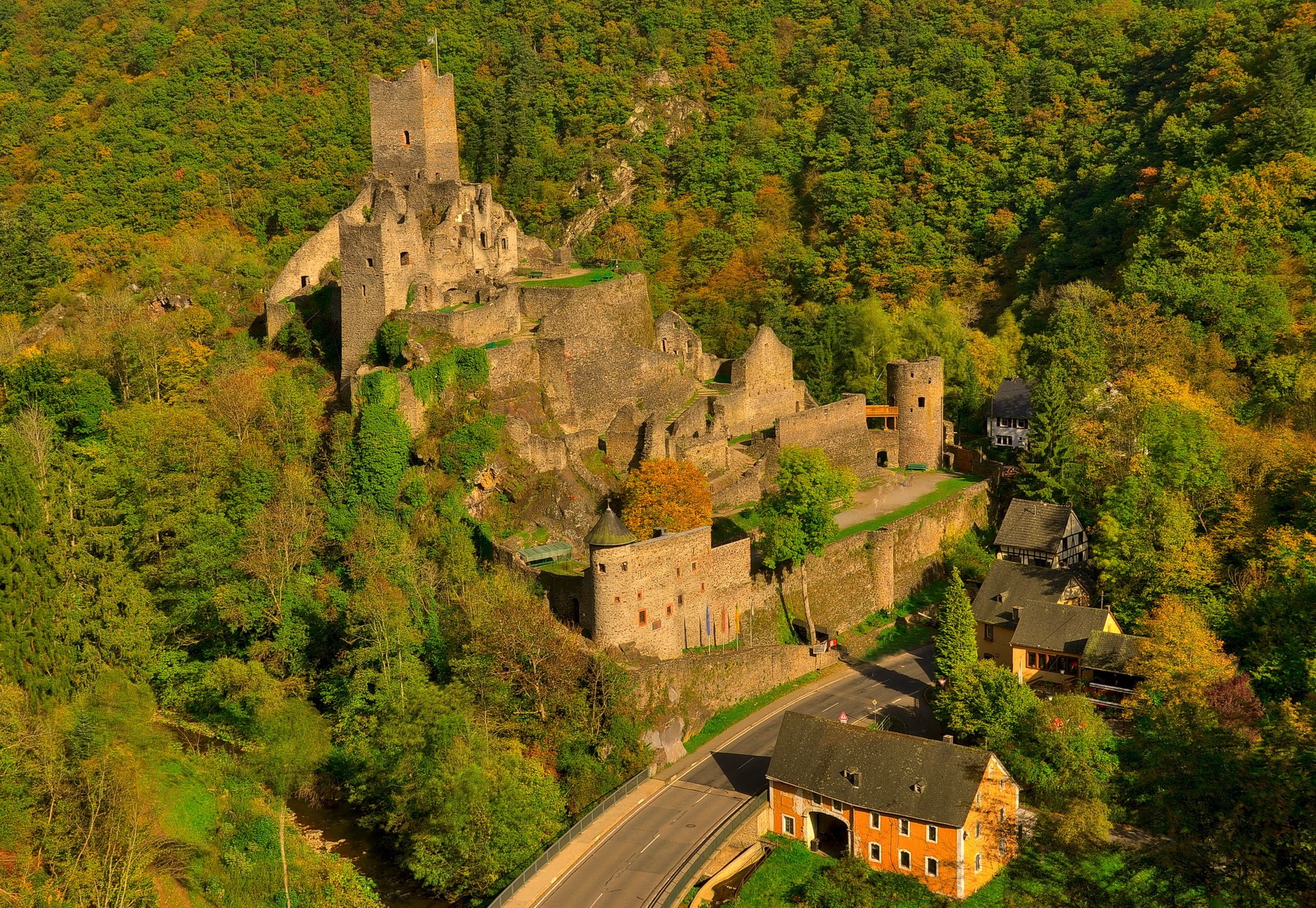 Niederburg Castle ruins in Germany HD Wallpaper
