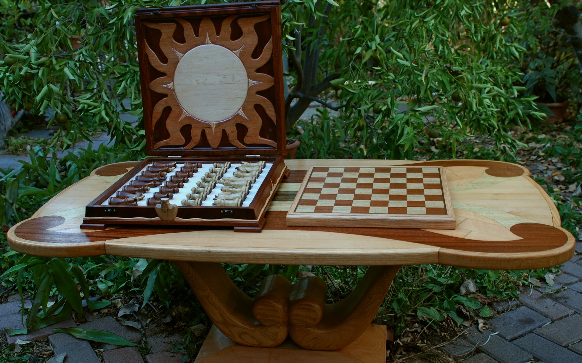 Wooden chess set and board on a table HD Wallpaper