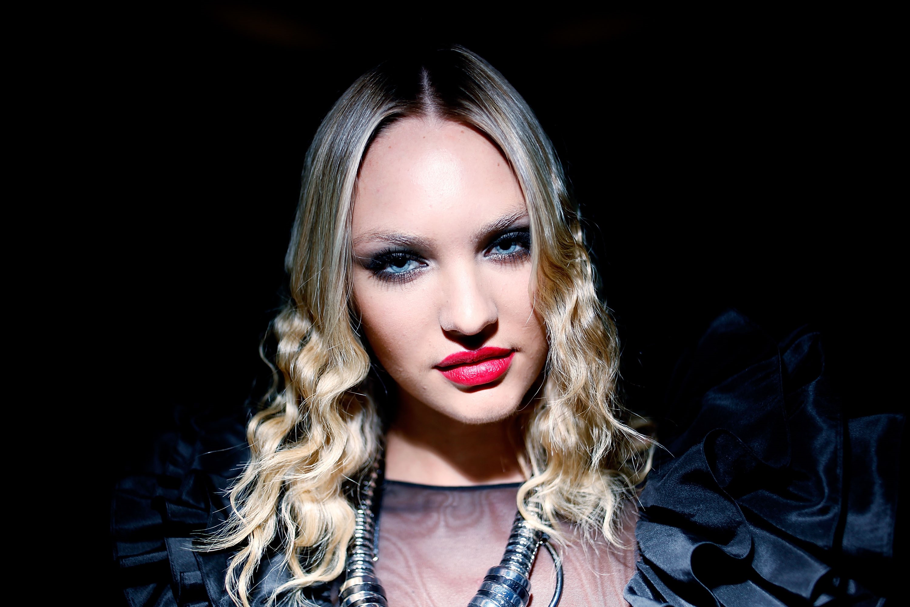 Candice Swanepoel with dramatic makeup and black outfit HD Wallpaper