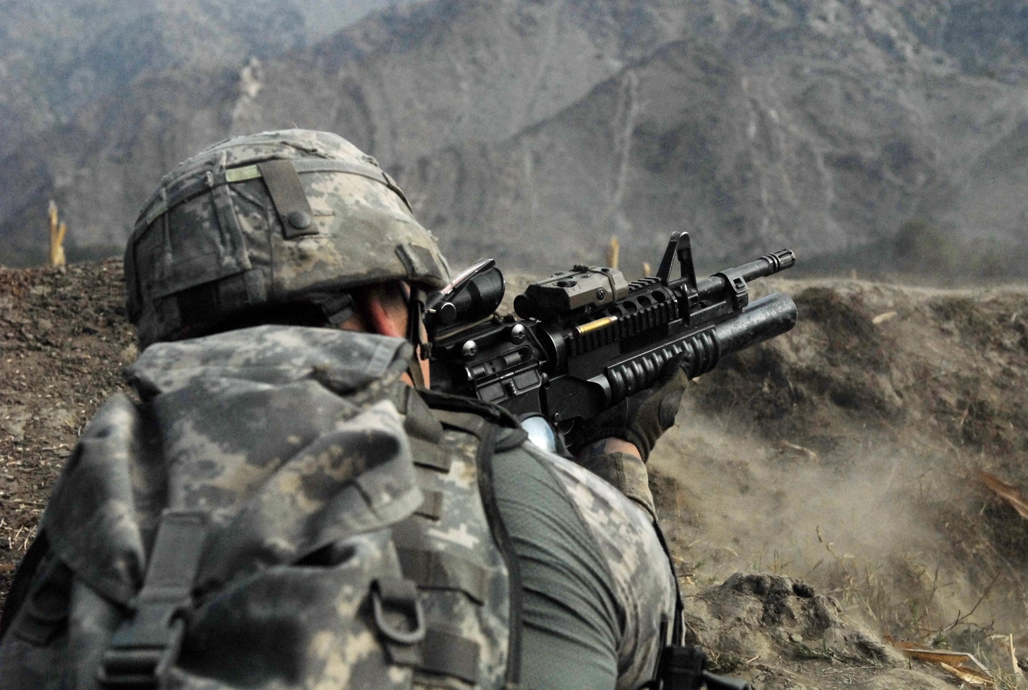 Soldier aiming a rifle with grenade launcher HD Wallpaper