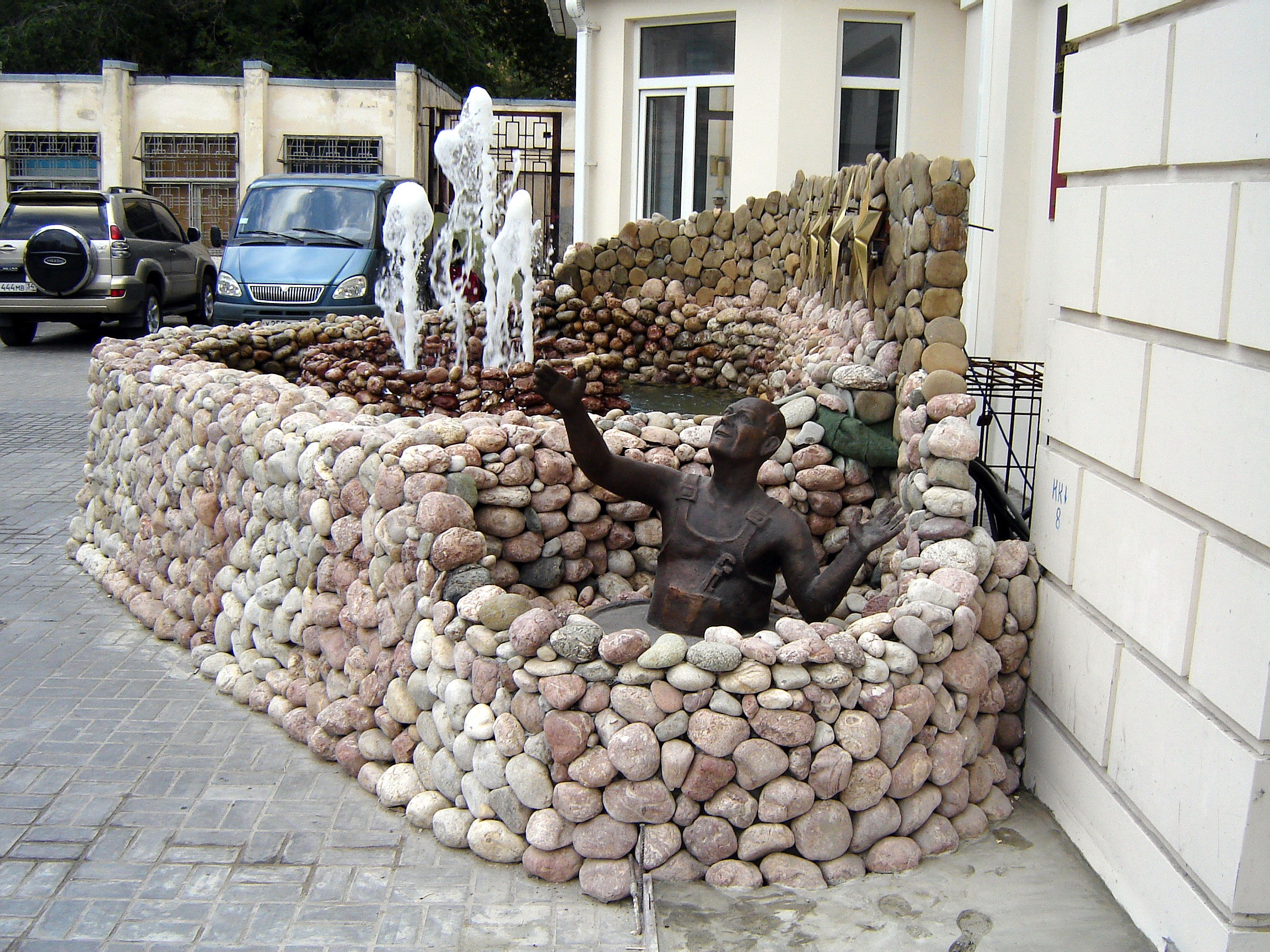 Fountain sculpture with bronze figure in Volgograd HD Wallpaper