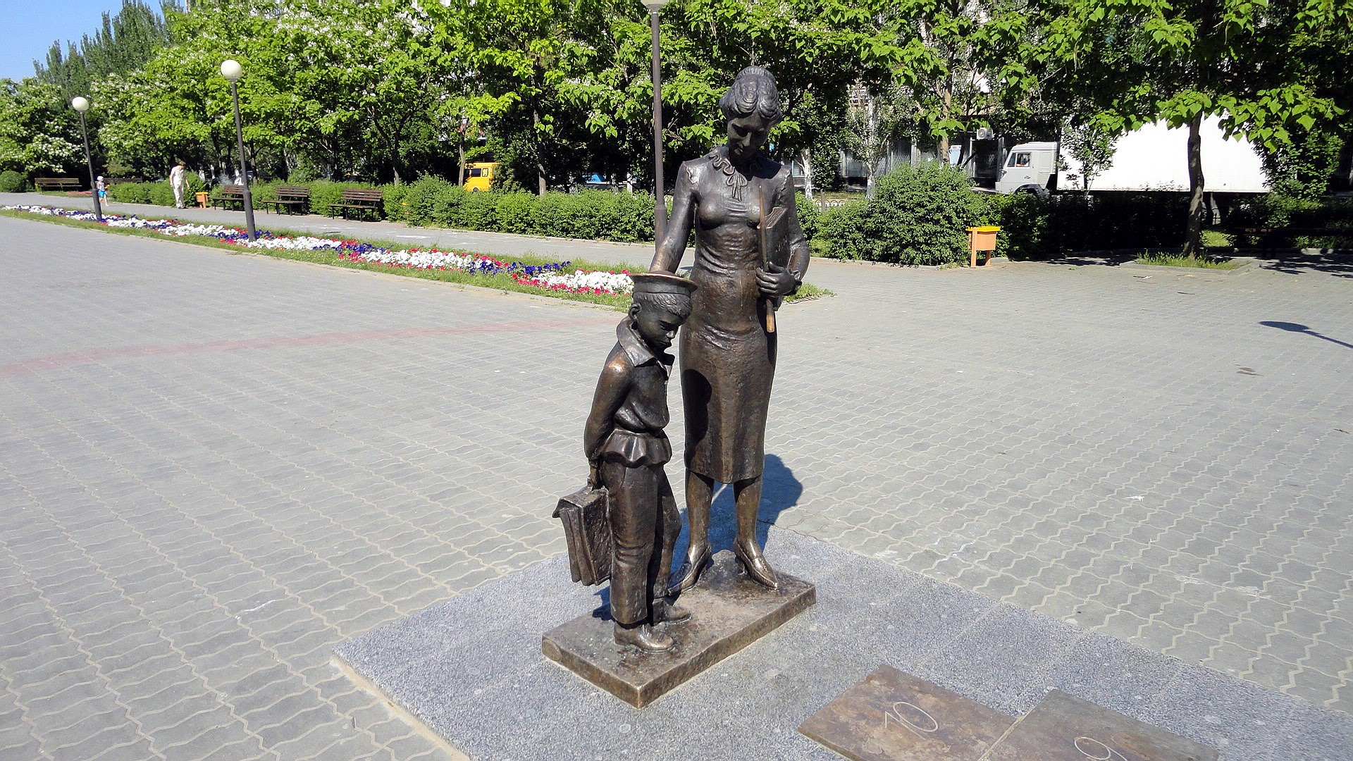 Monument to a teacher and a student in Volgograd HD Wallpaper