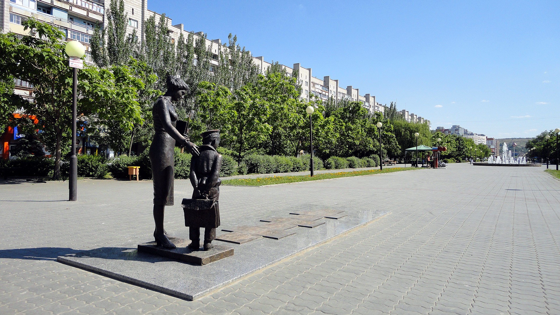 Monument to a teacher and student in Volgograd HD Wallpaper