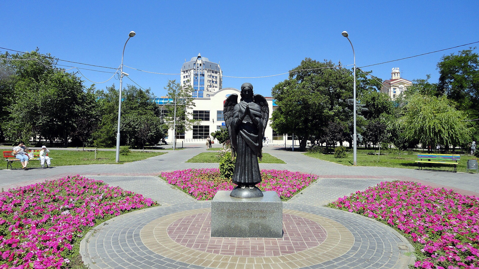 Angel monument in Volgograd park HD Wallpaper