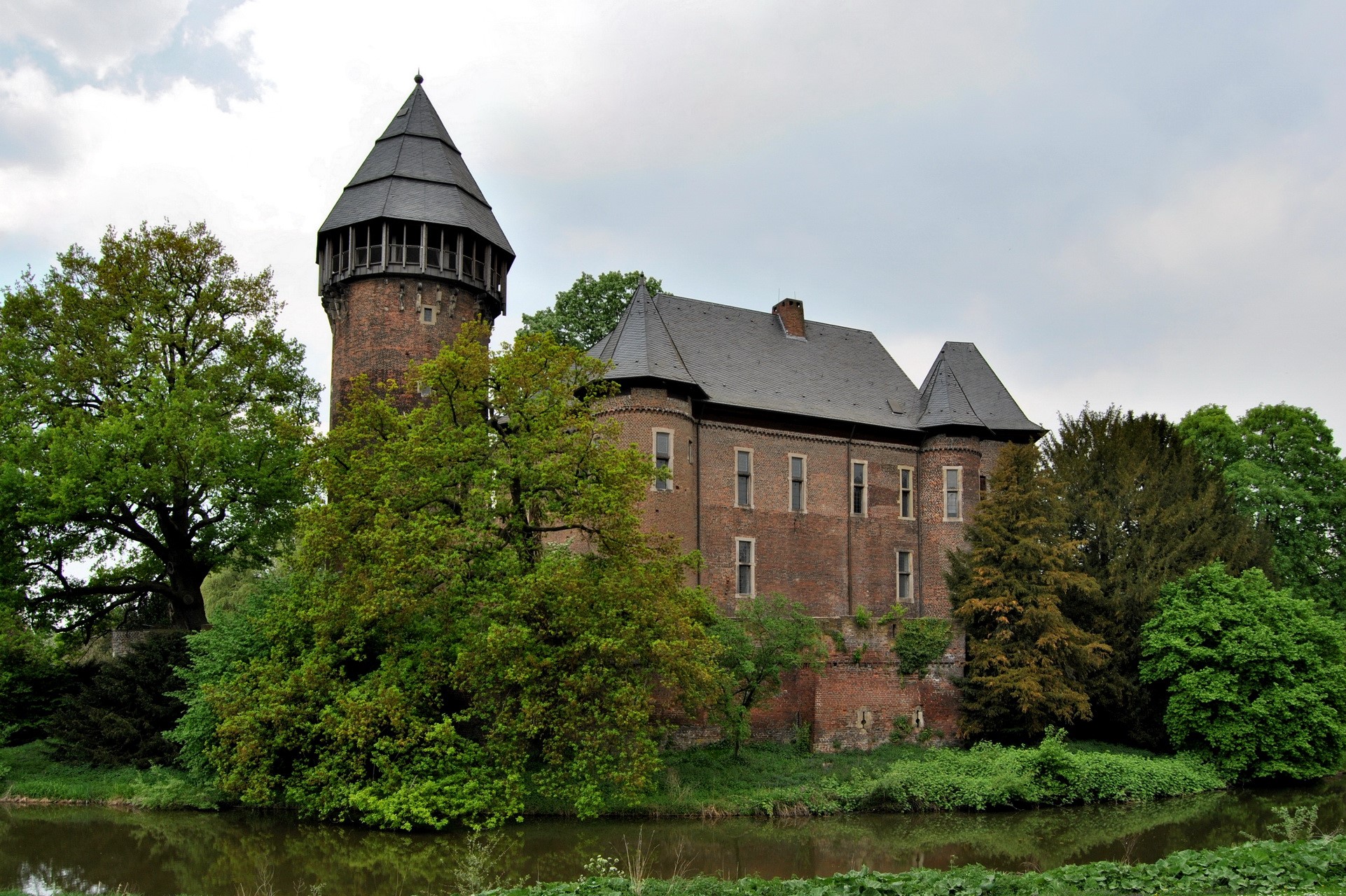 Castle Linn in Krefeld, Germany HD Wallpaper