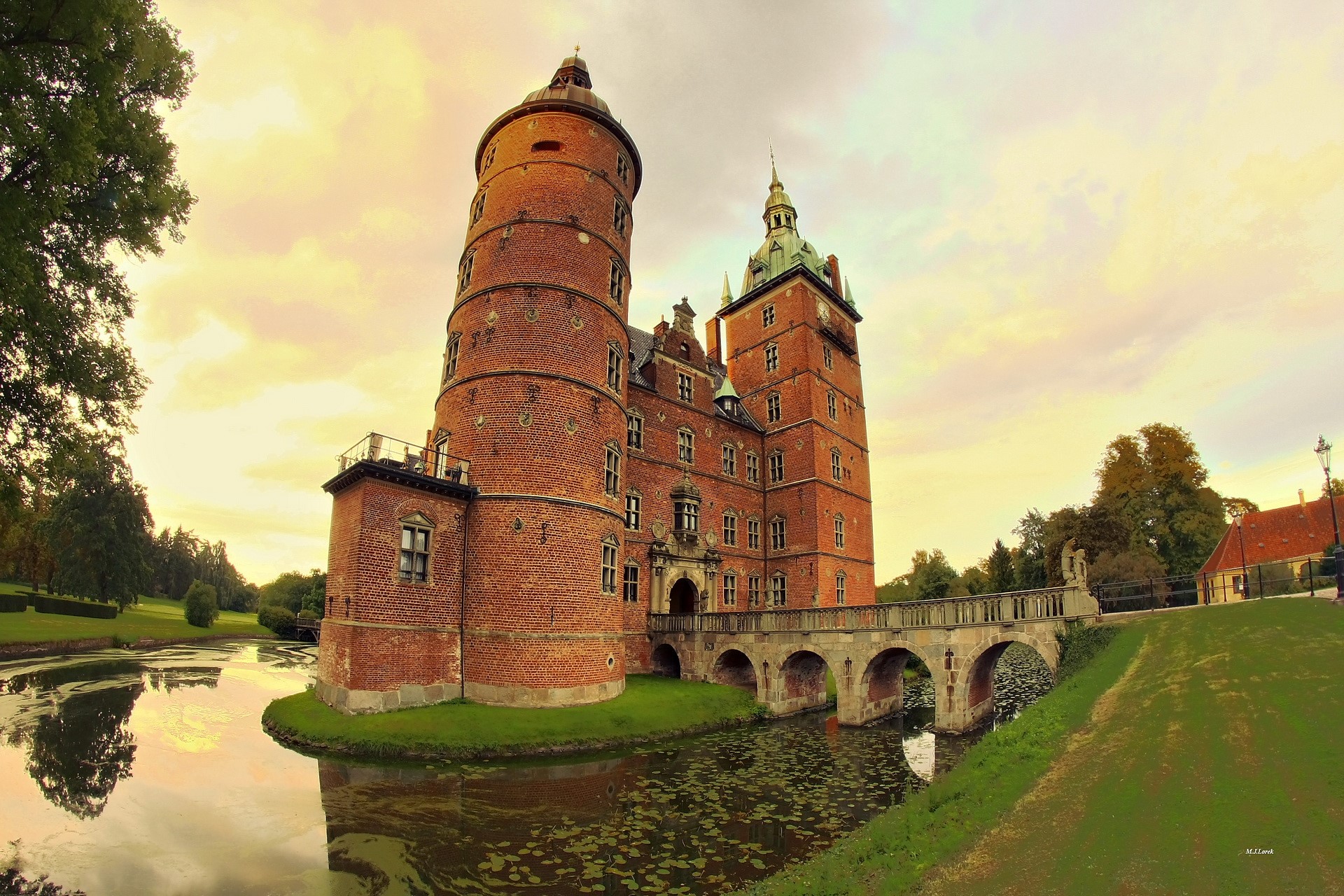 Valdemar's Castle with moat and bridge HD Wallpaper