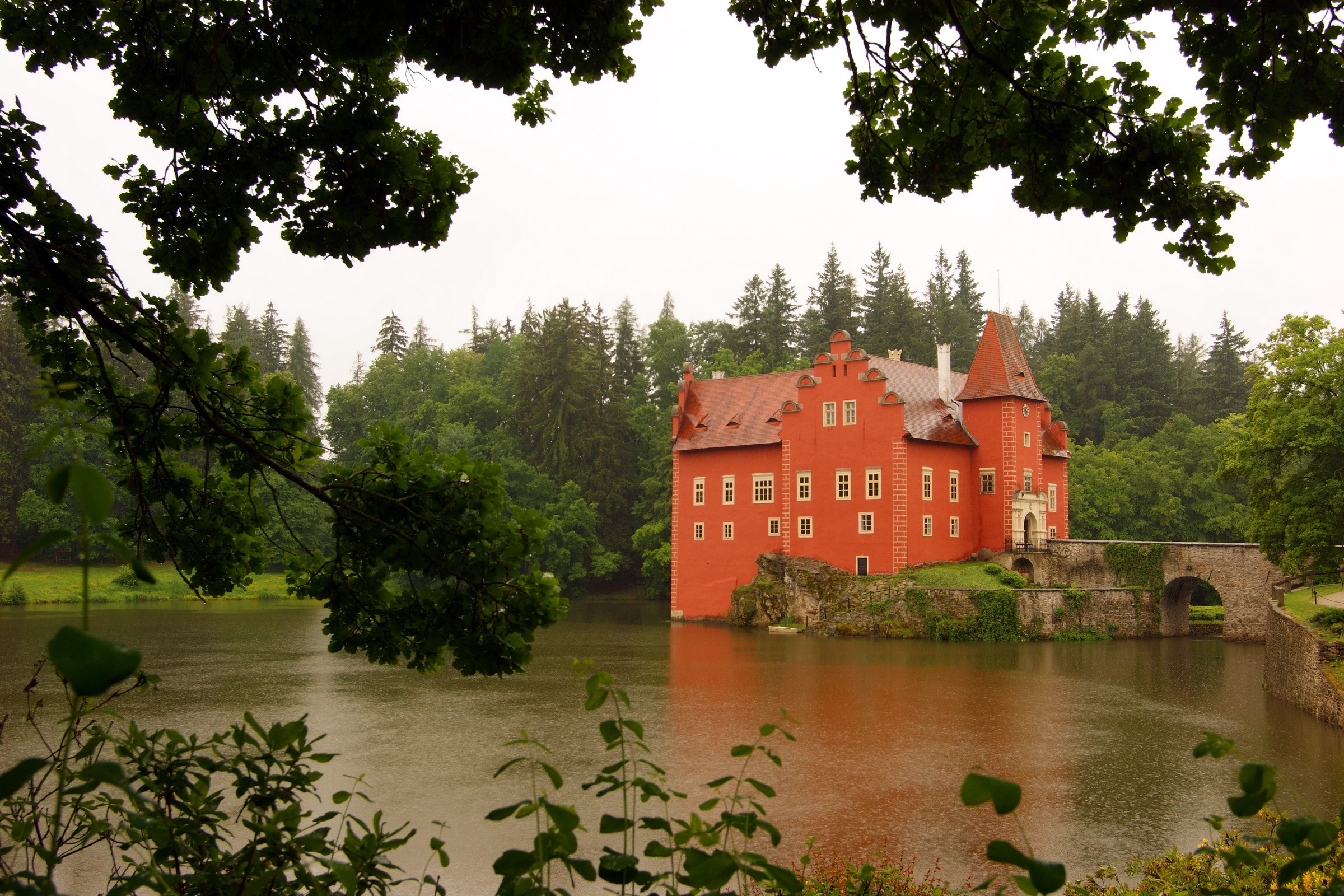 Castle Cervena Lhota on a lake HD Wallpaper