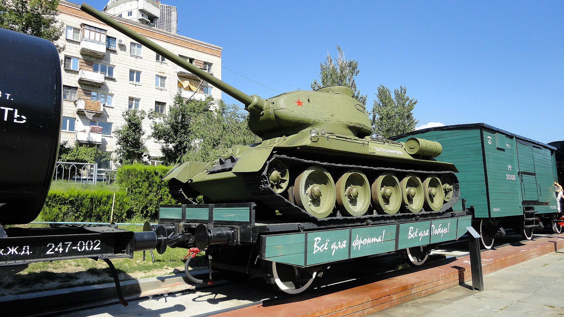 Soviet T-34 tank on a train car HD Wallpaper