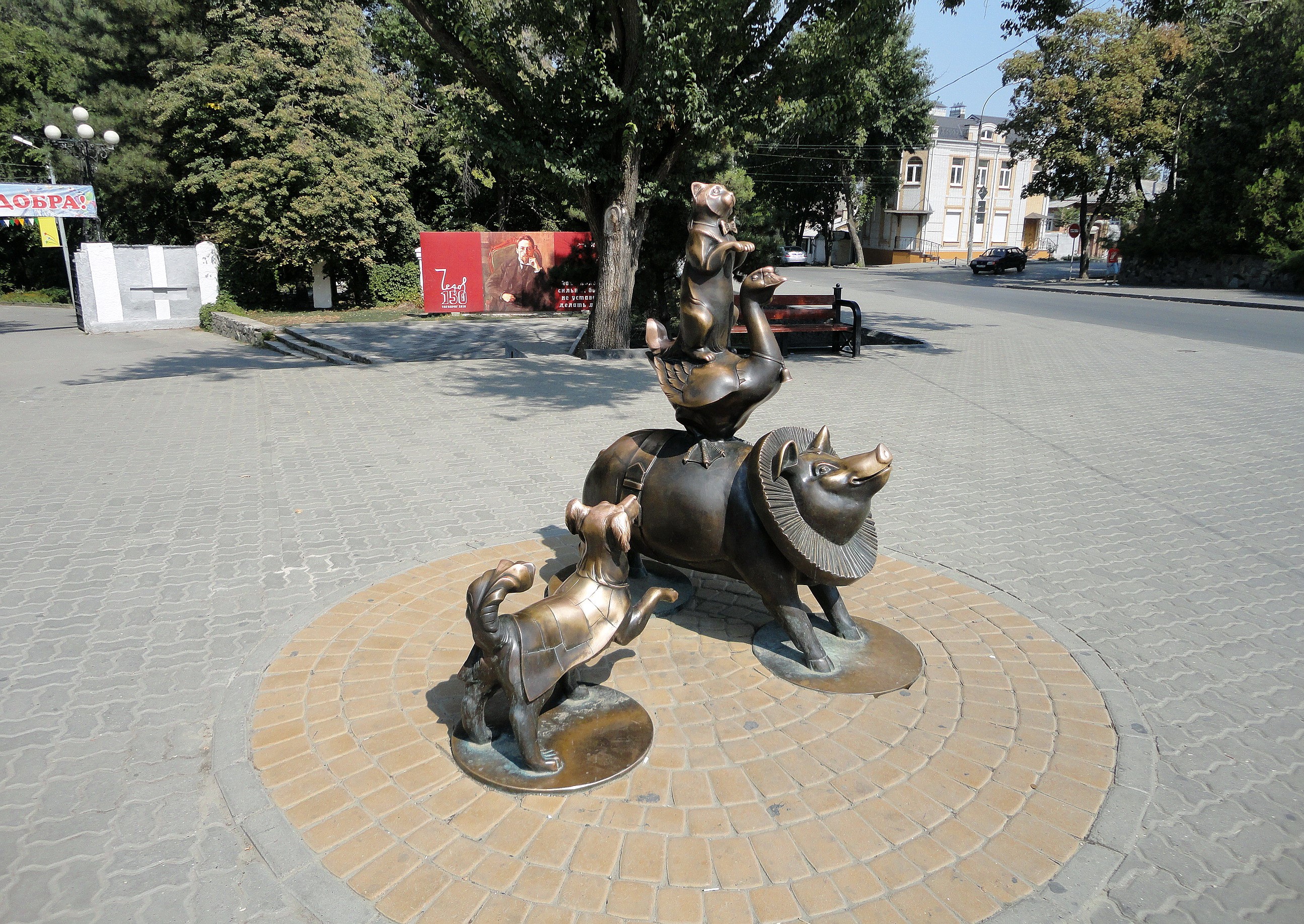 Bronze sculpture of animals in a park HD Wallpaper