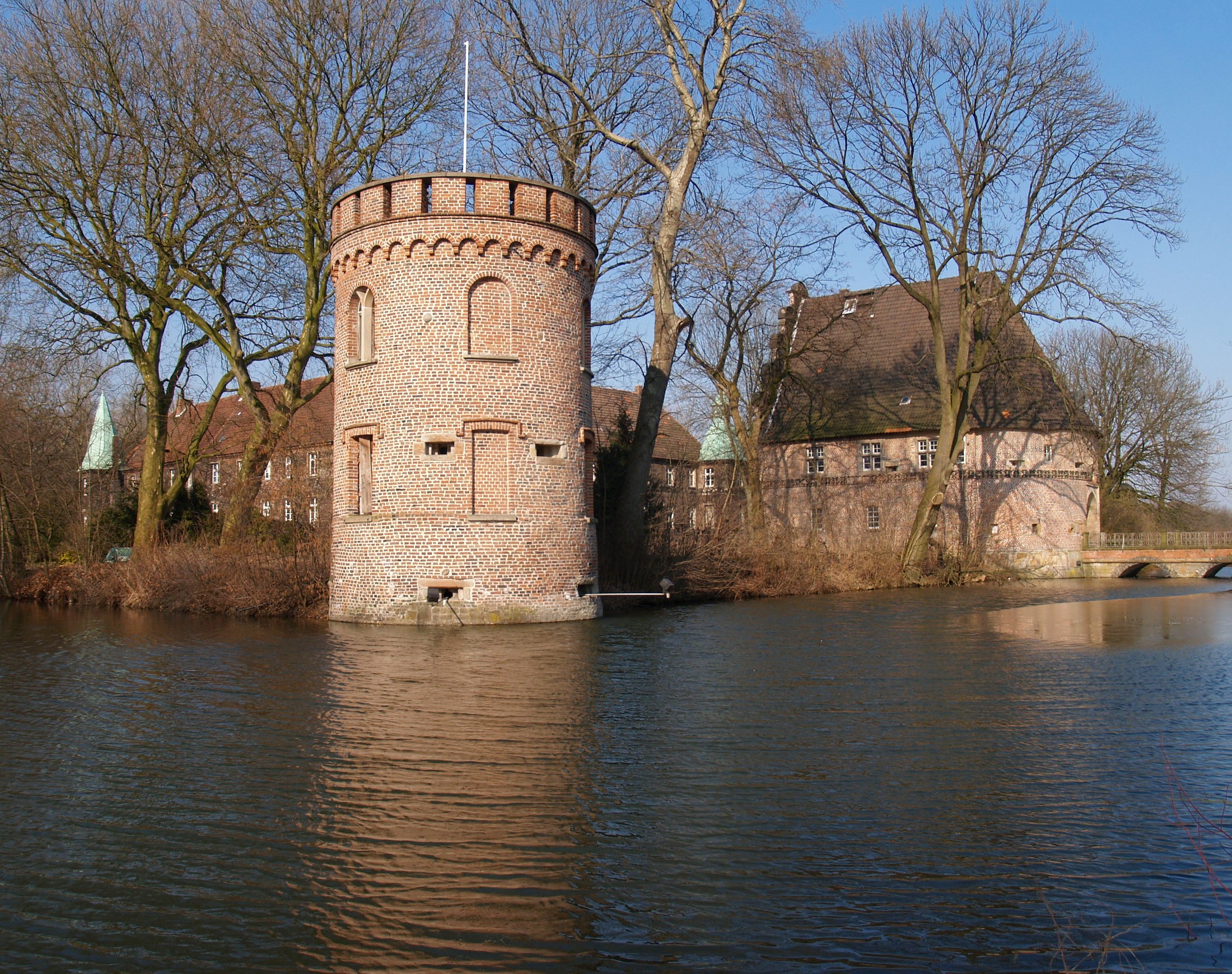 Castle Bladenhorst with tower and moat HD Wallpaper