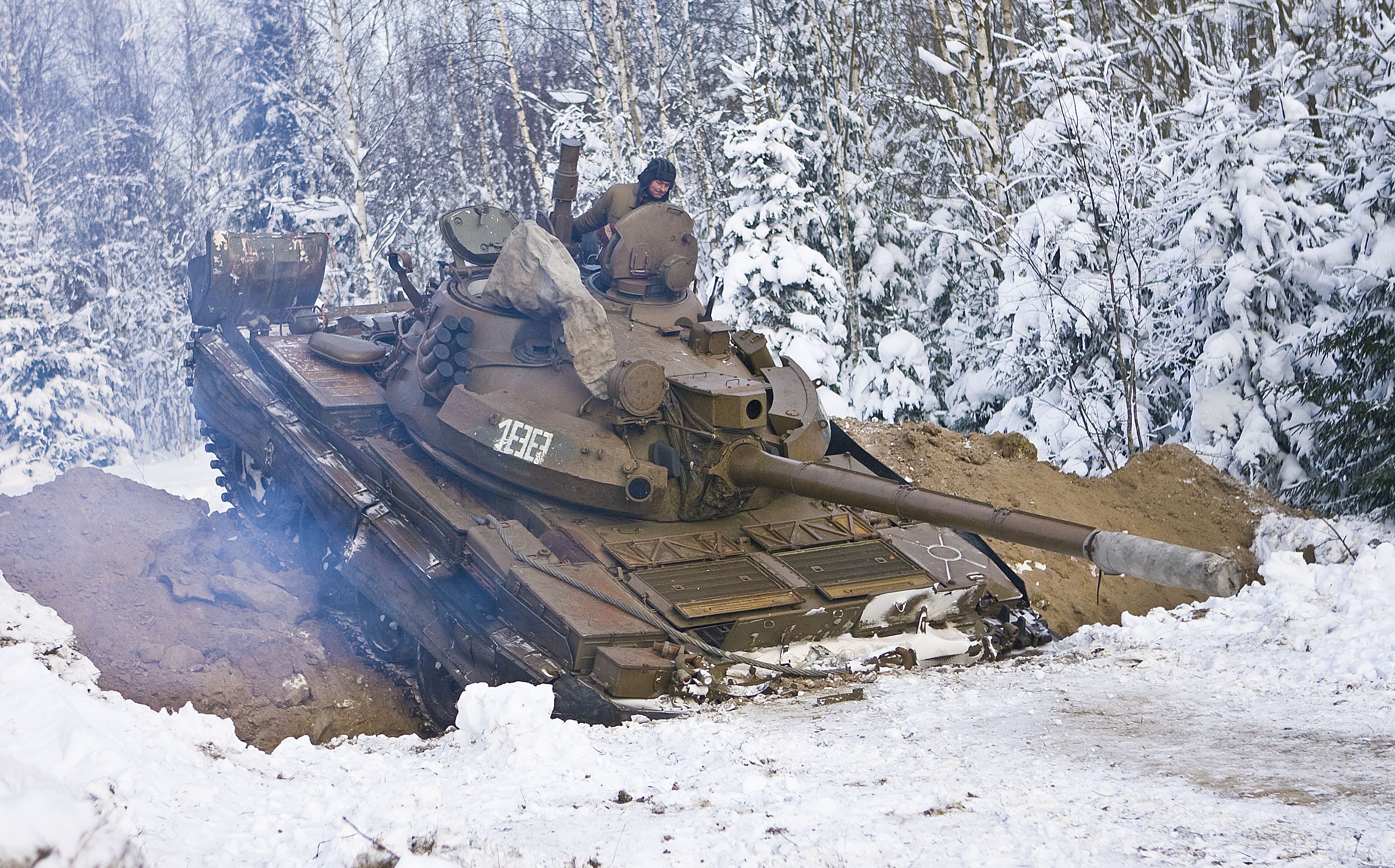 T-62 tank in a snowy forest HD Wallpaper