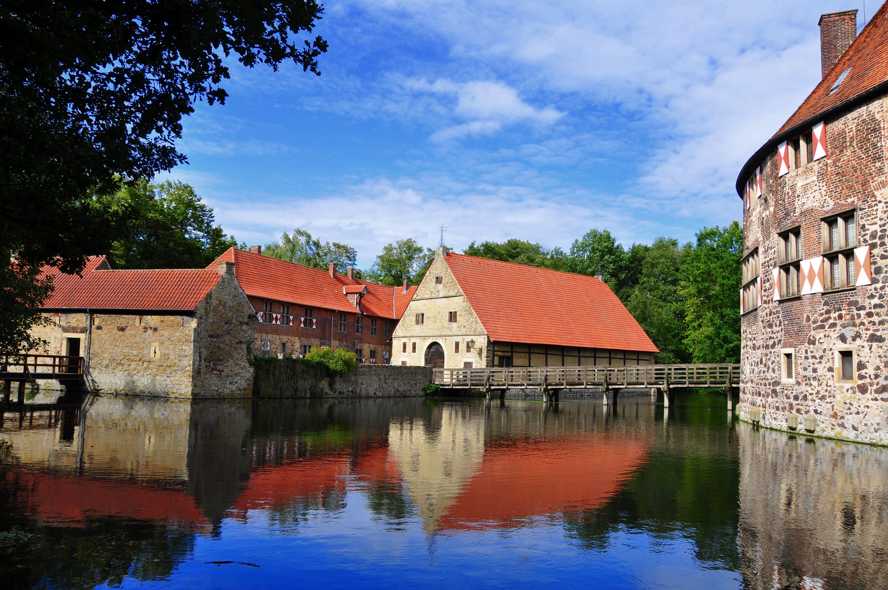 Castle Vischering with moat and trees HD Wallpaper