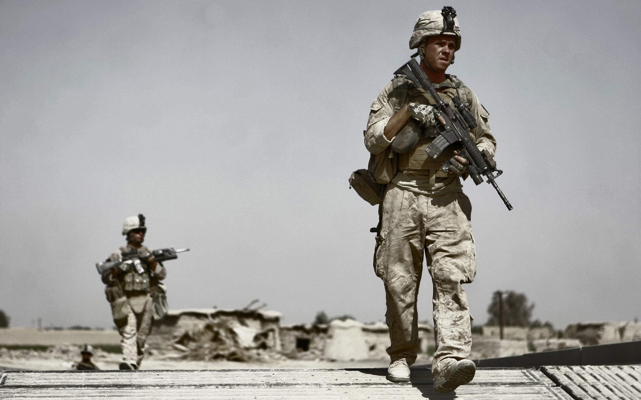 Two soldiers walking in a desert environment HD Wallpaper