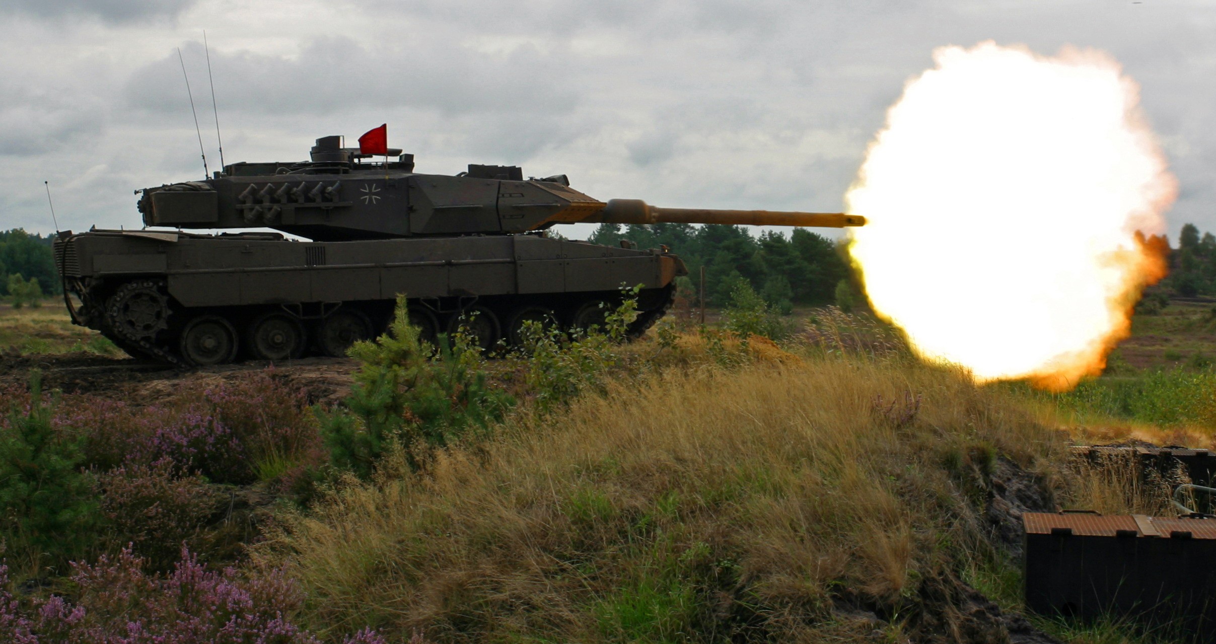 Leopard 2 tank firing a round HD Wallpaper