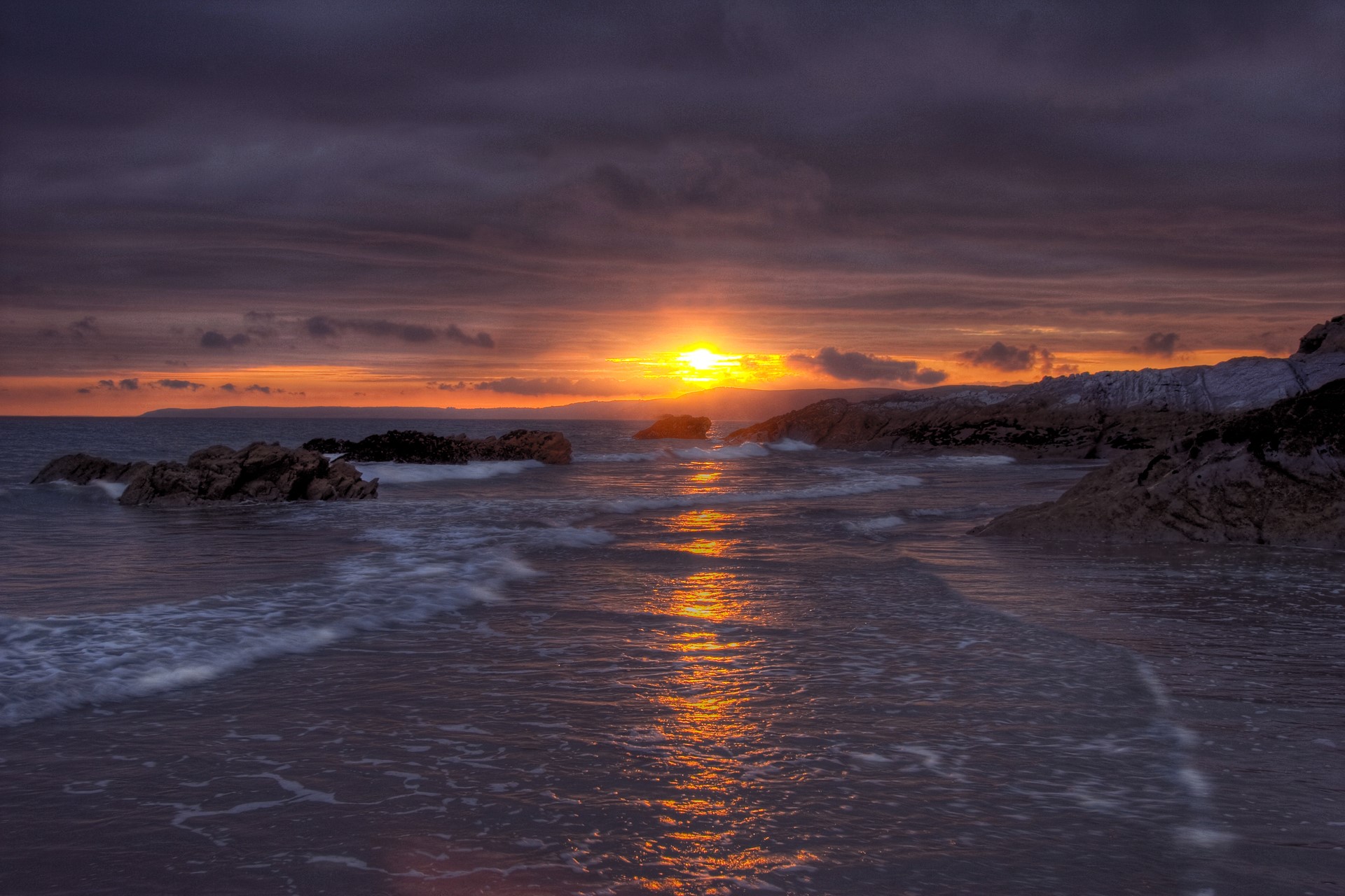Sunset over rocky beach with ocean waves HD Wallpaper