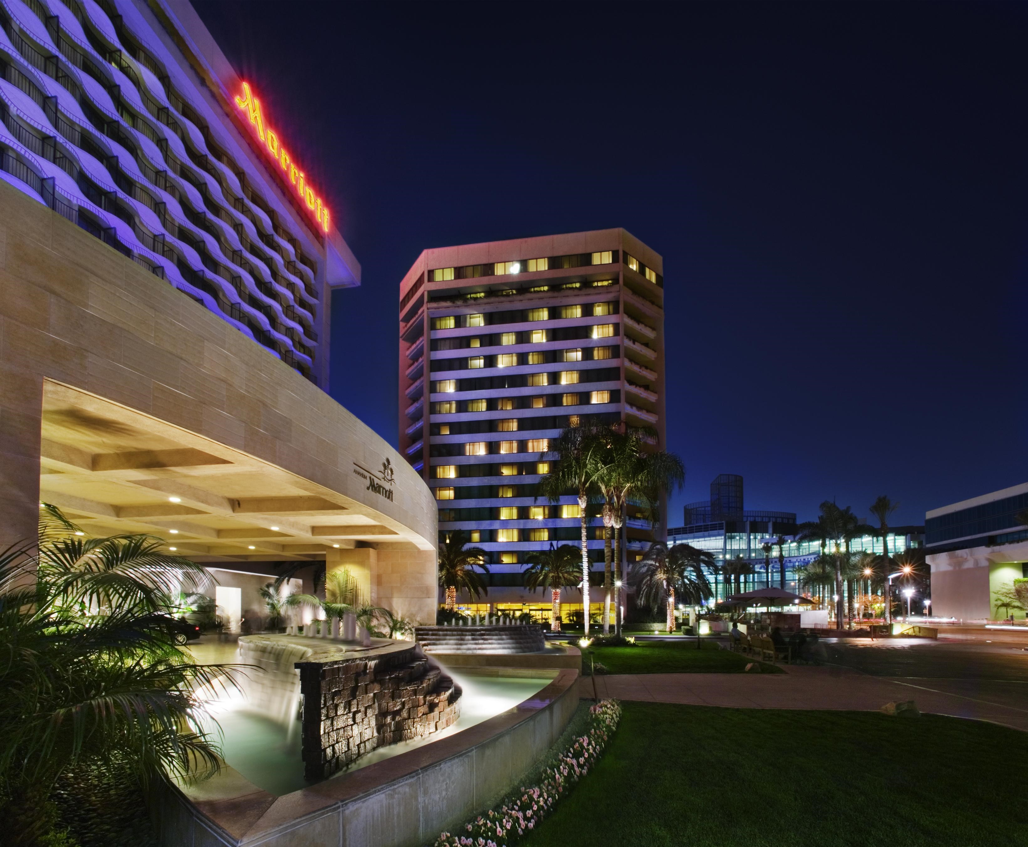 Anaheim Marriott Hotel at night HD Wallpaper