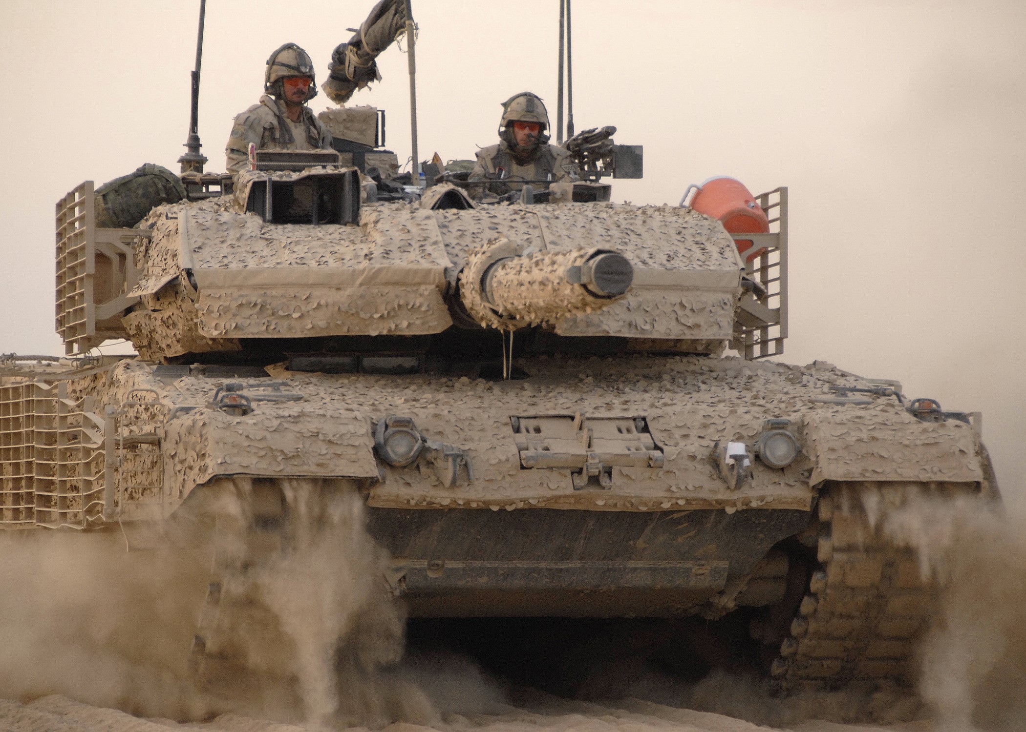 British Challenger 2 tank in desert camouflage HD Wallpaper