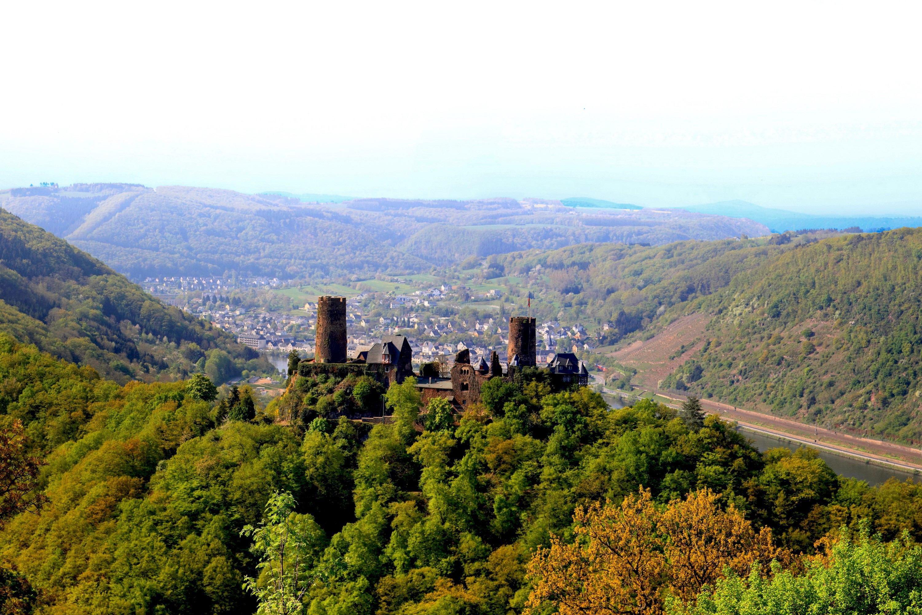 Castle Thurant on a hill overlooking a town and river HD Wallpaper