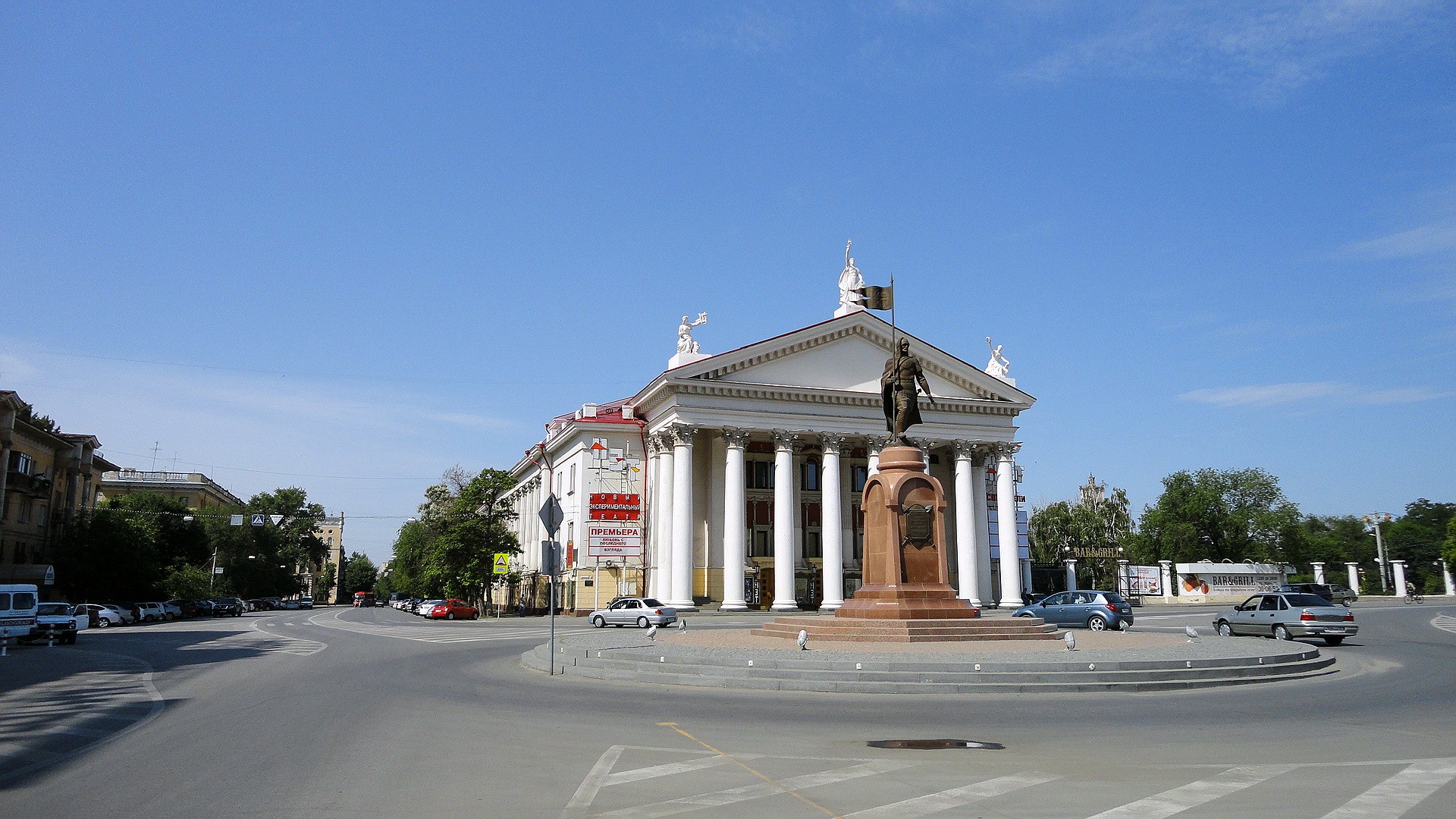 Monument in front of a white building with columns HD Wallpaper
