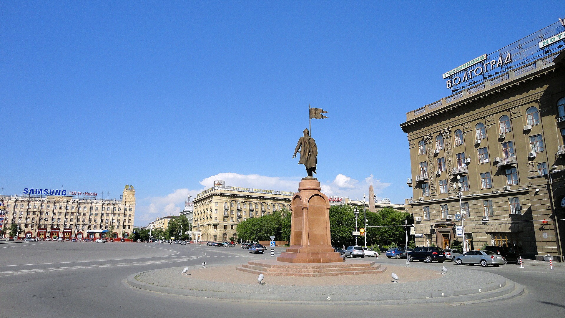 Monument in Volgograd Square HD Wallpaper