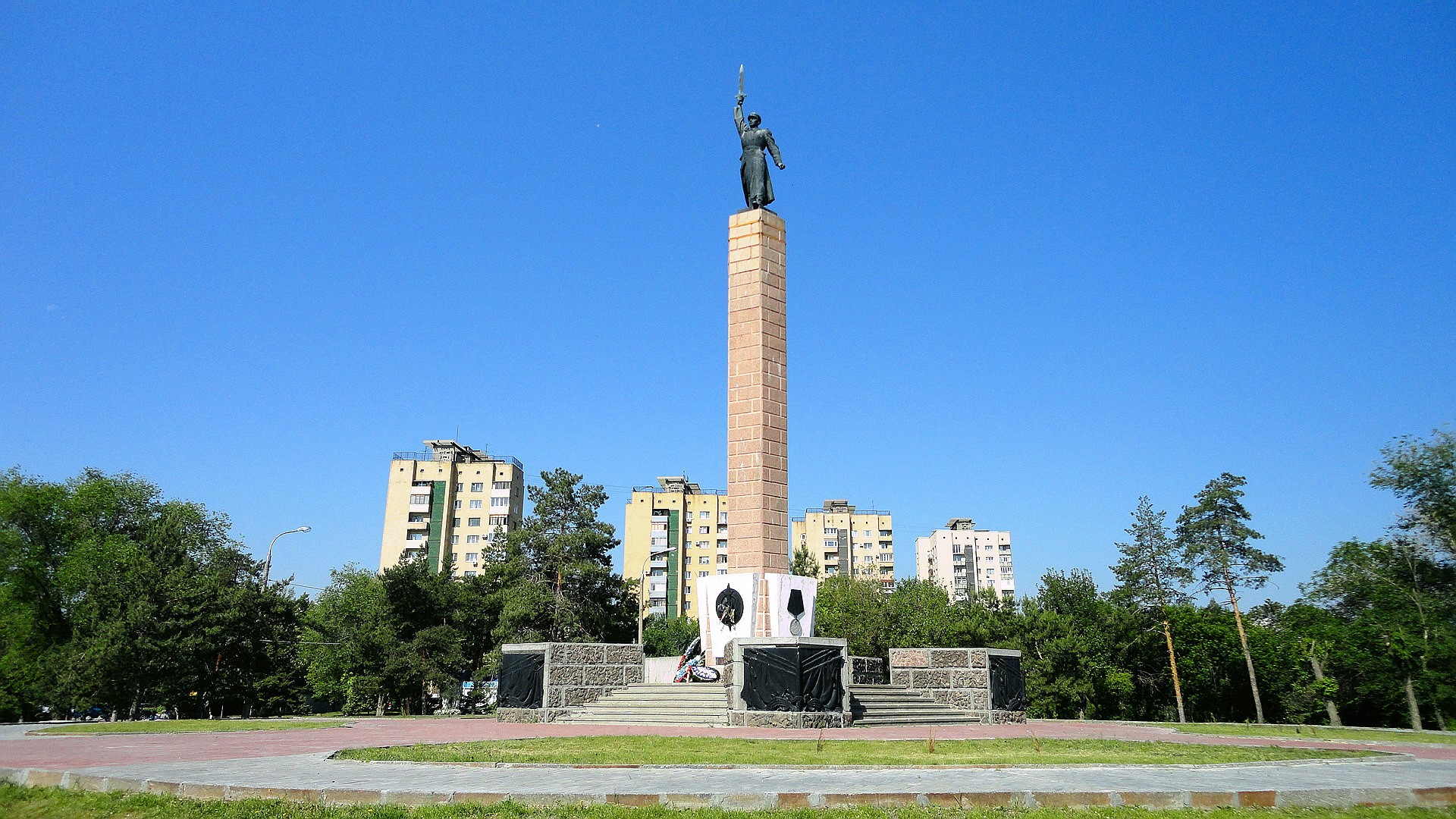 Monument with statue in Volgograd HD Wallpaper