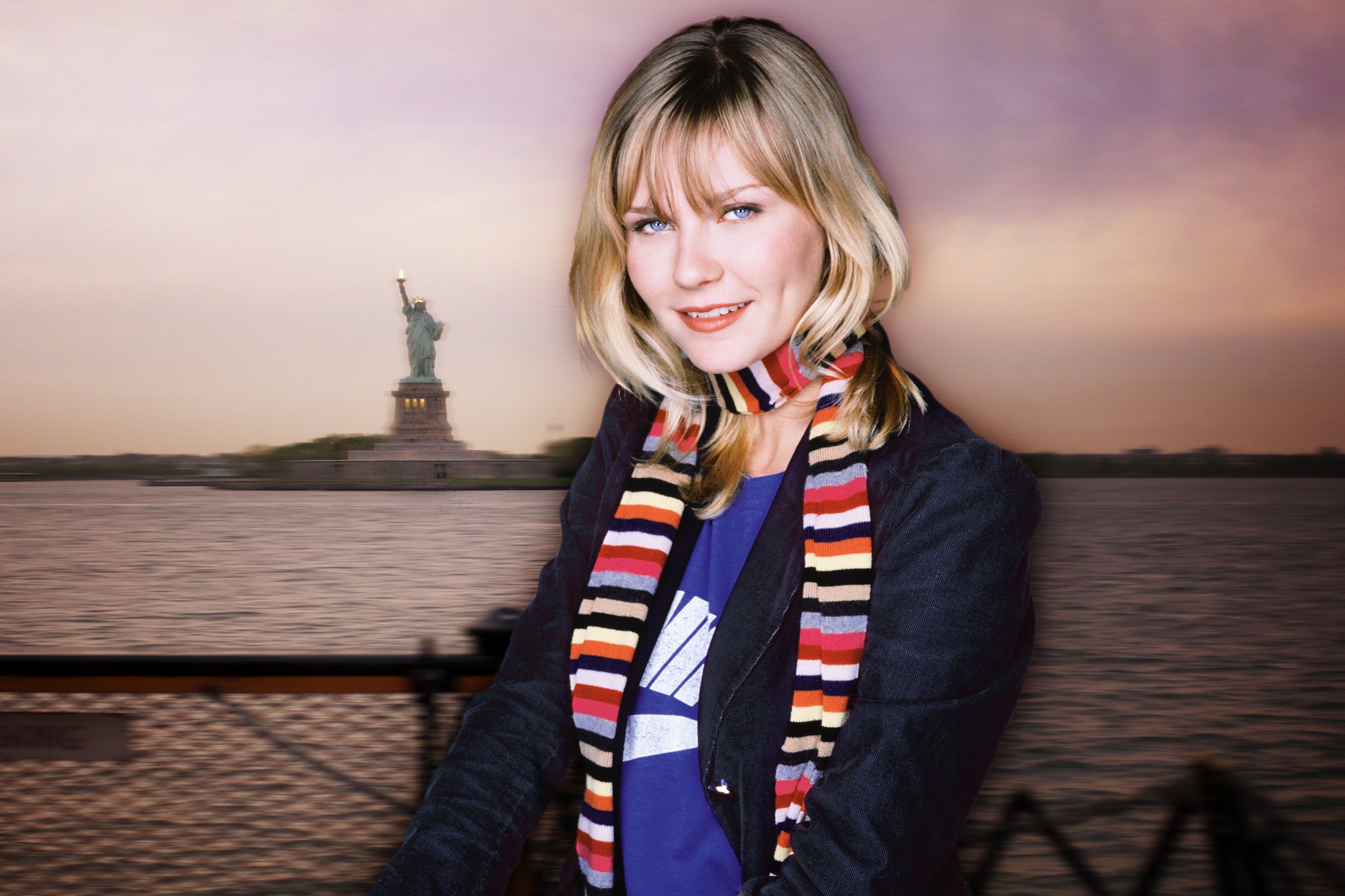 Kirsten Dunst in front of the Statue of Liberty HD Wallpaper