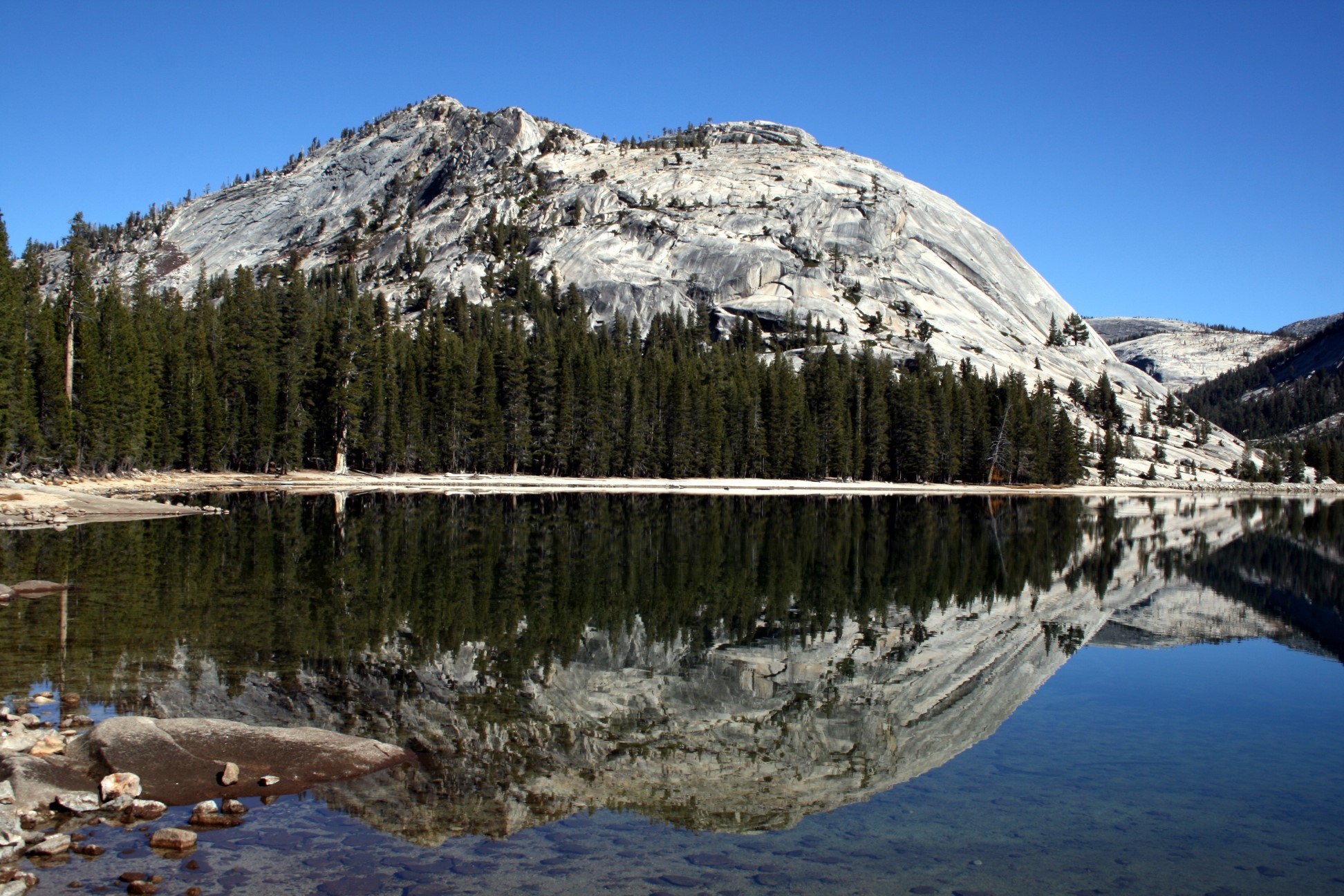 Mountain reflected in a lake in Yosemite National Park HD Wallpaper