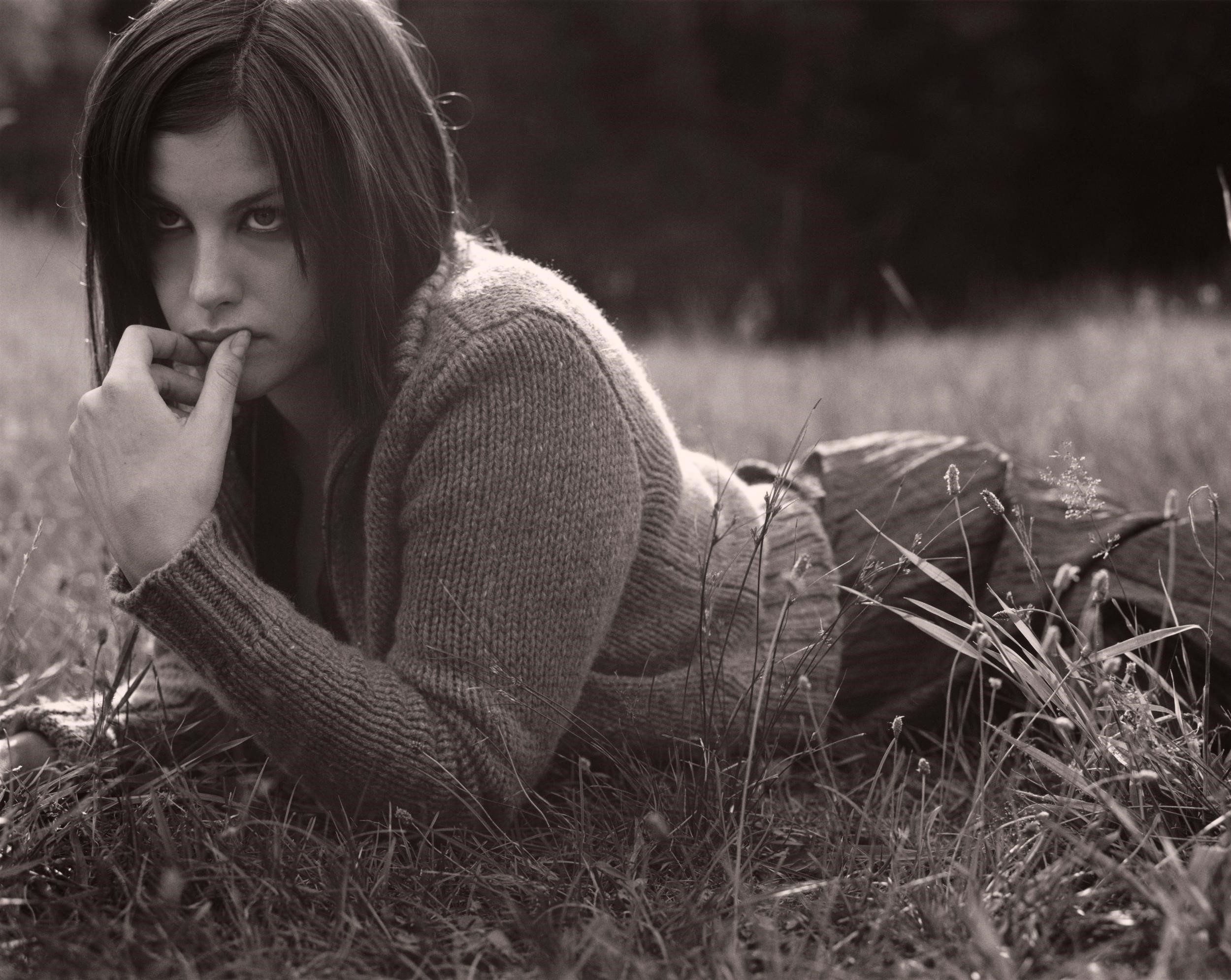 Liv Tyler lying in grass HD Wallpaper