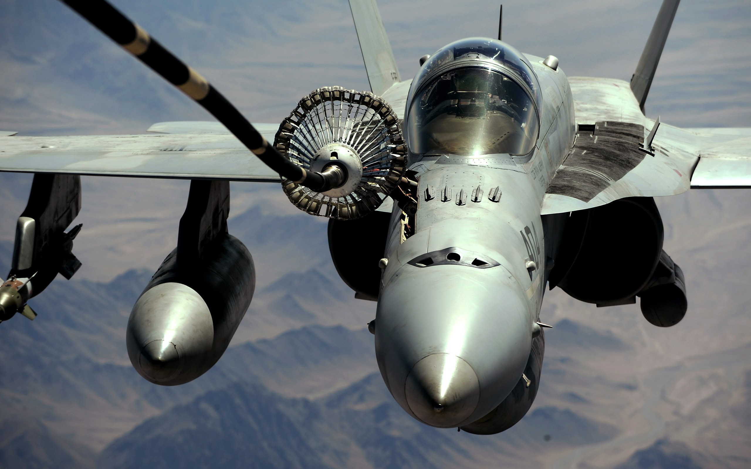 Fighter jet refueling in mid-air HD Wallpaper