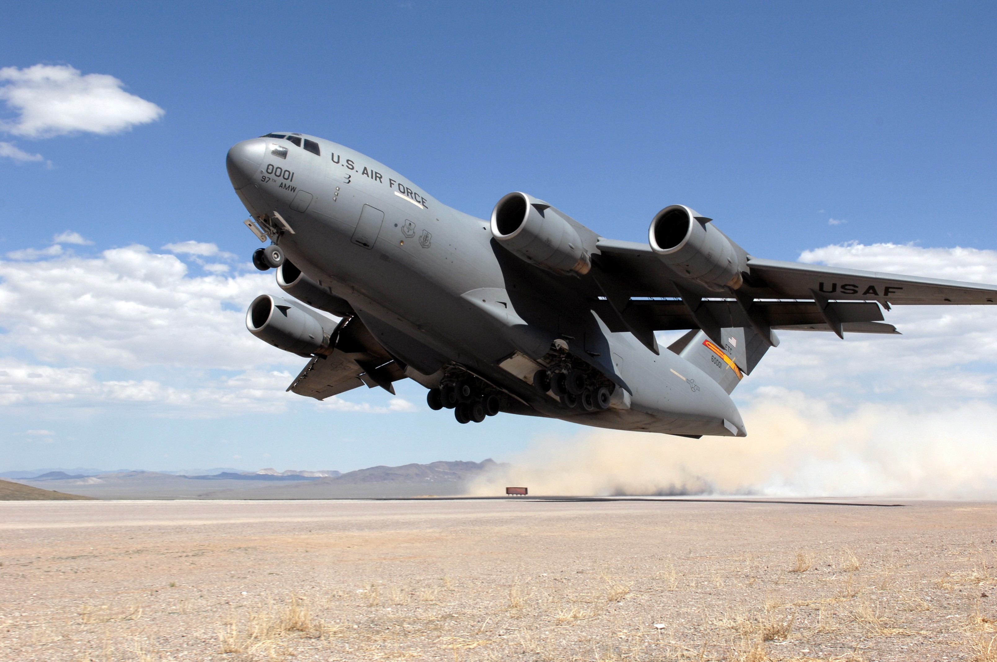 US Air Force C-17 Globemaster III taking off HD Wallpaper