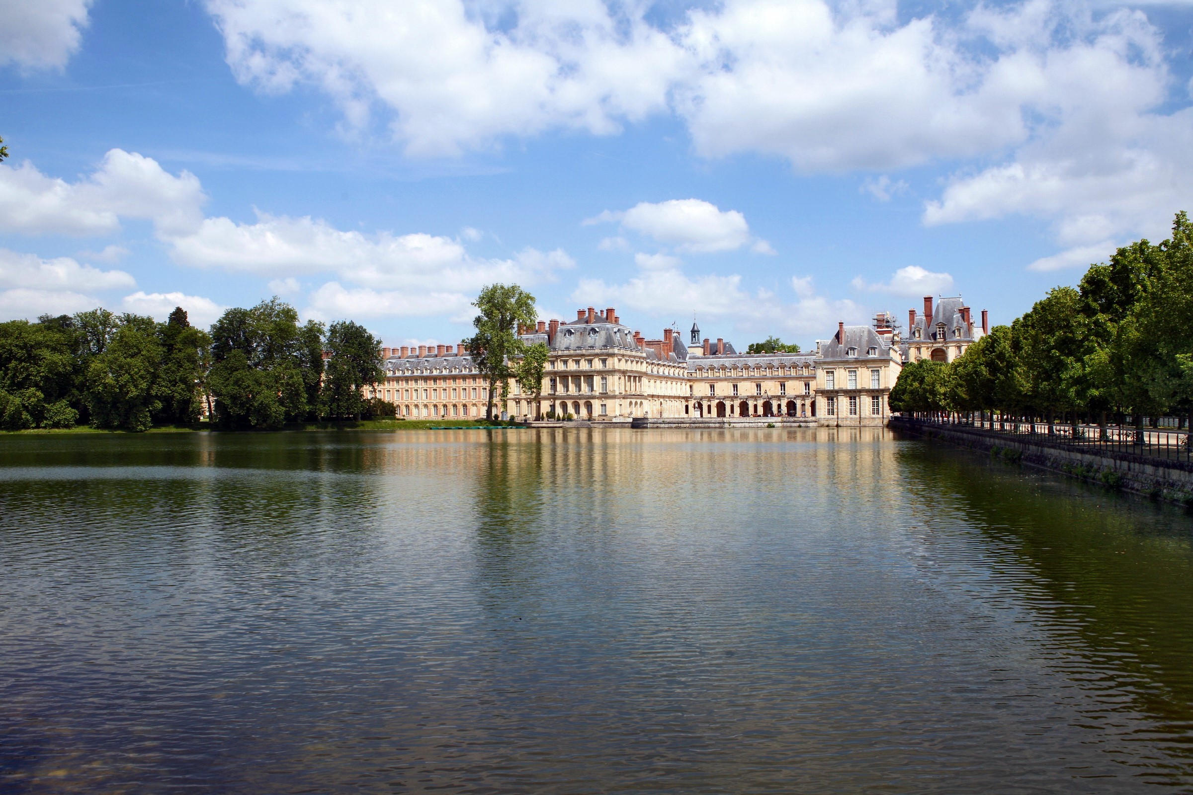 Chateau de Fontainebleau reflected in the pond HD Wallpaper