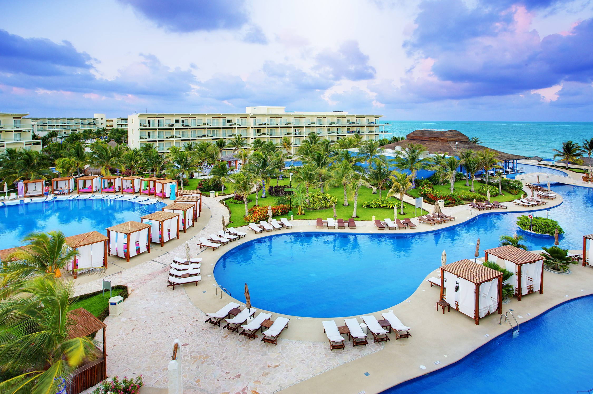 Resort with pools and ocean view HD Wallpaper