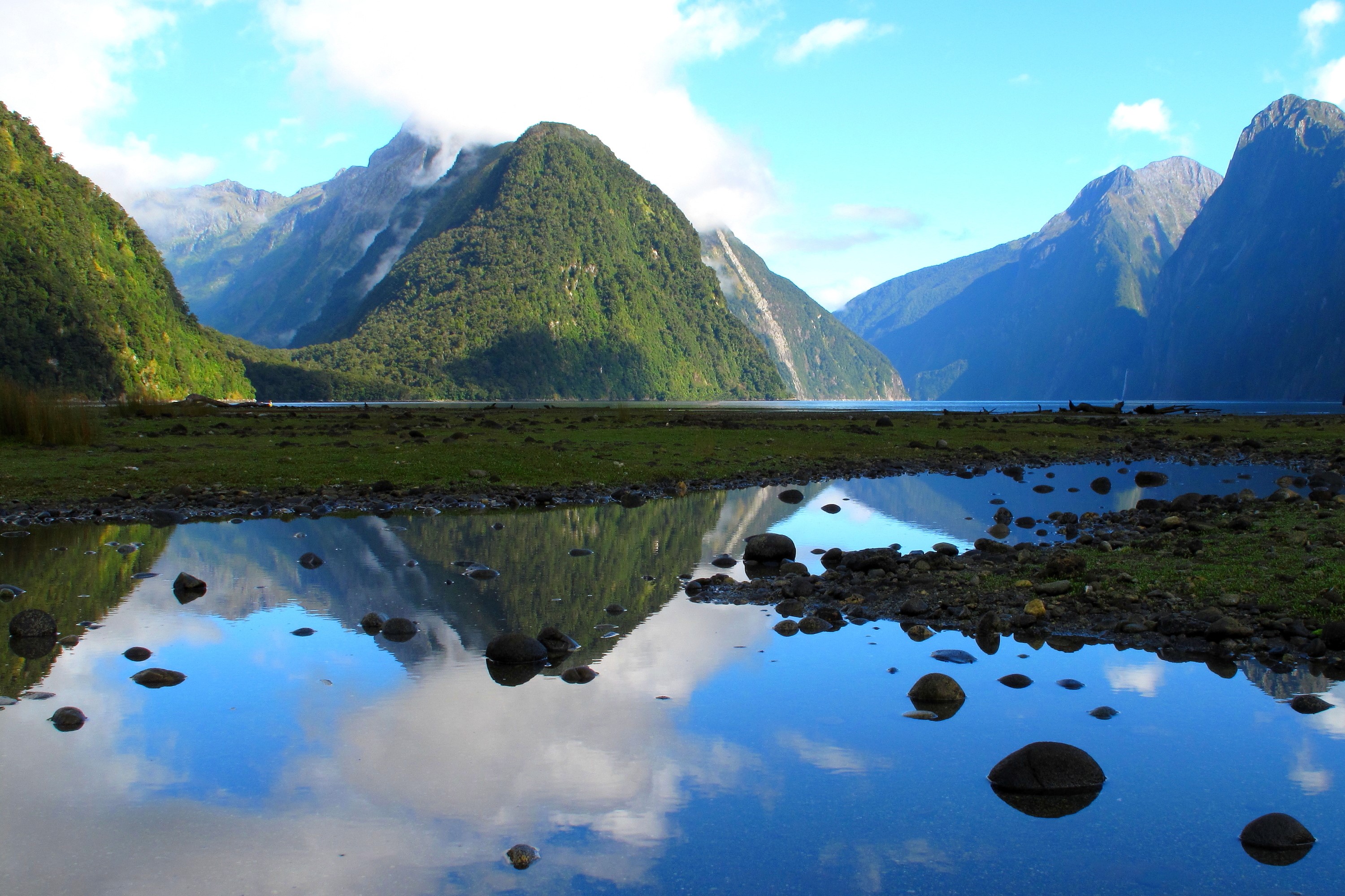 Mountains and lake reflection in Fiordland National Park HD Wallpaper
